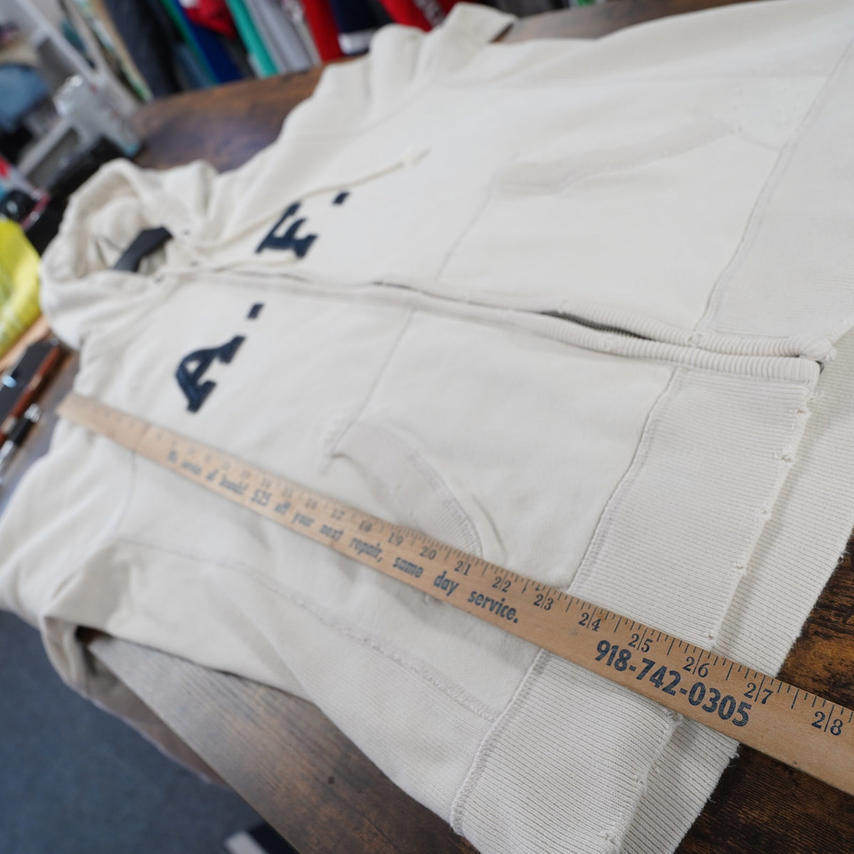 (XL) Abercrombie & Fitch Y2K Sewn Cream Hoodie Men's XL 2000s Preppy Embroidered