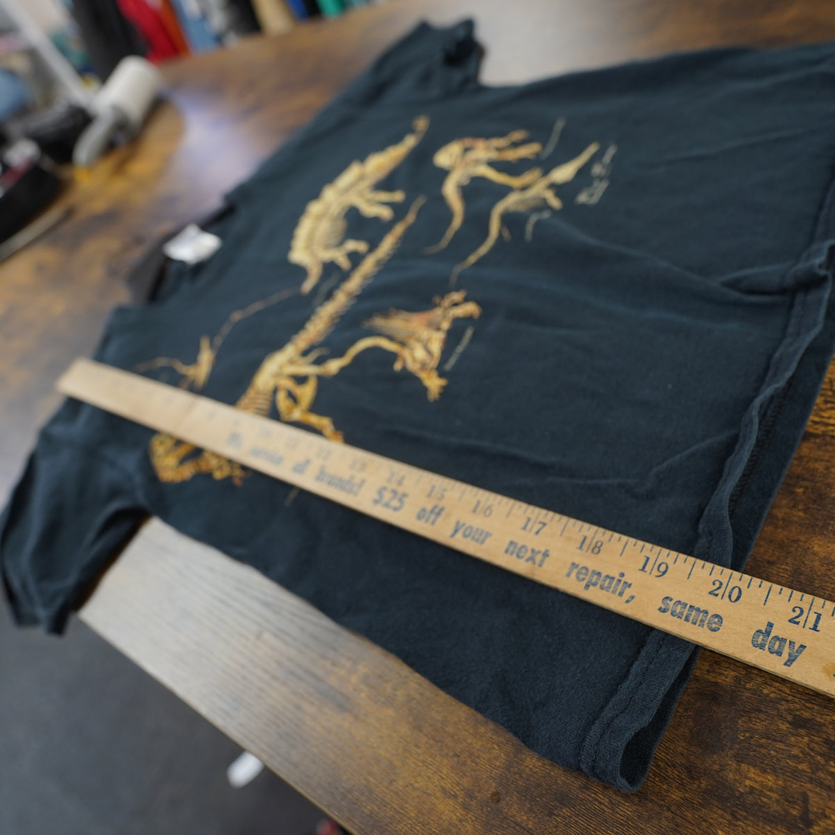 (Boys S) Vtg Dinosaur Skeleton Fossil T-Shirt Wild Cotton Gildan Boys Small Black Science