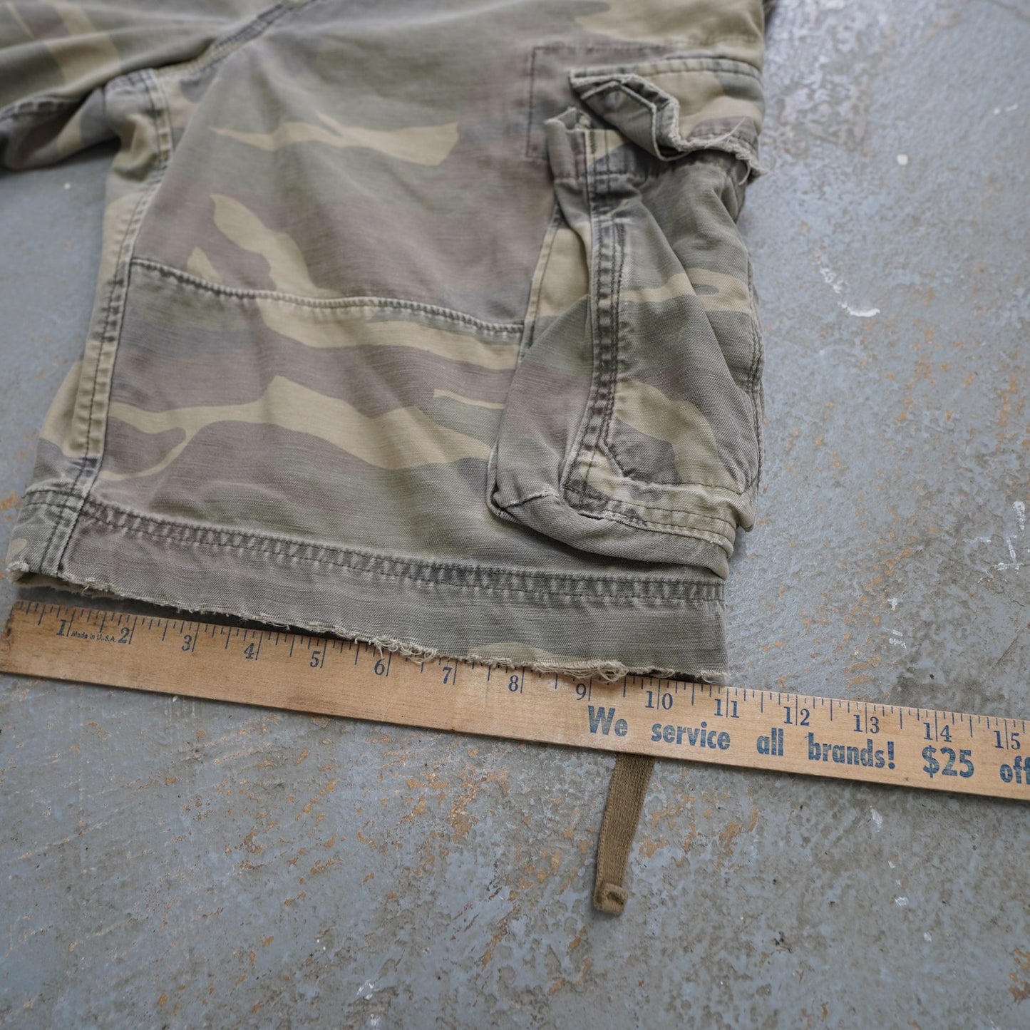(Sz. 31) Vintage Abercrombie & Fitch Y2K Camo Baggy Cargo Shorts Men's Sz. 31 2000s Green