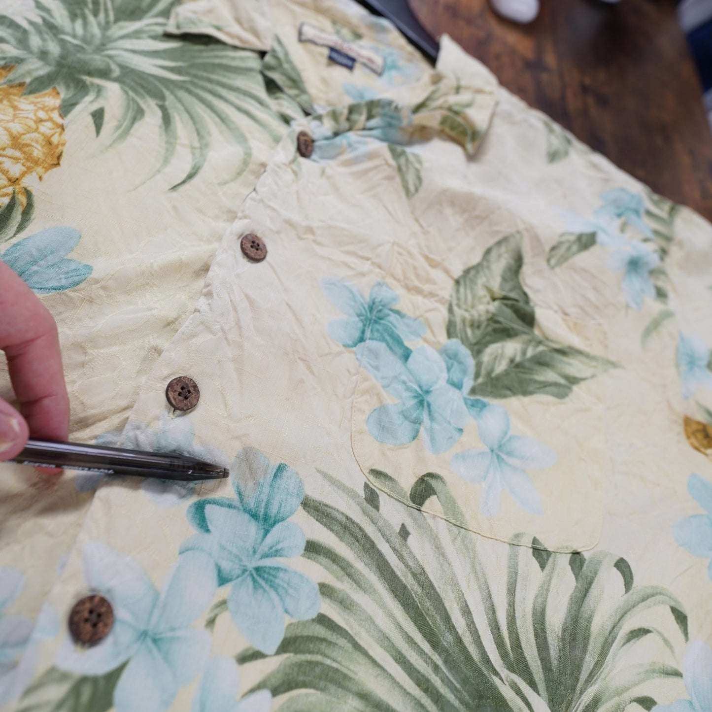 (XL) Vintage Tommy Bahama 100% Silk Hawaiian Button Up Shirt Mens XL Pineapple Yellow