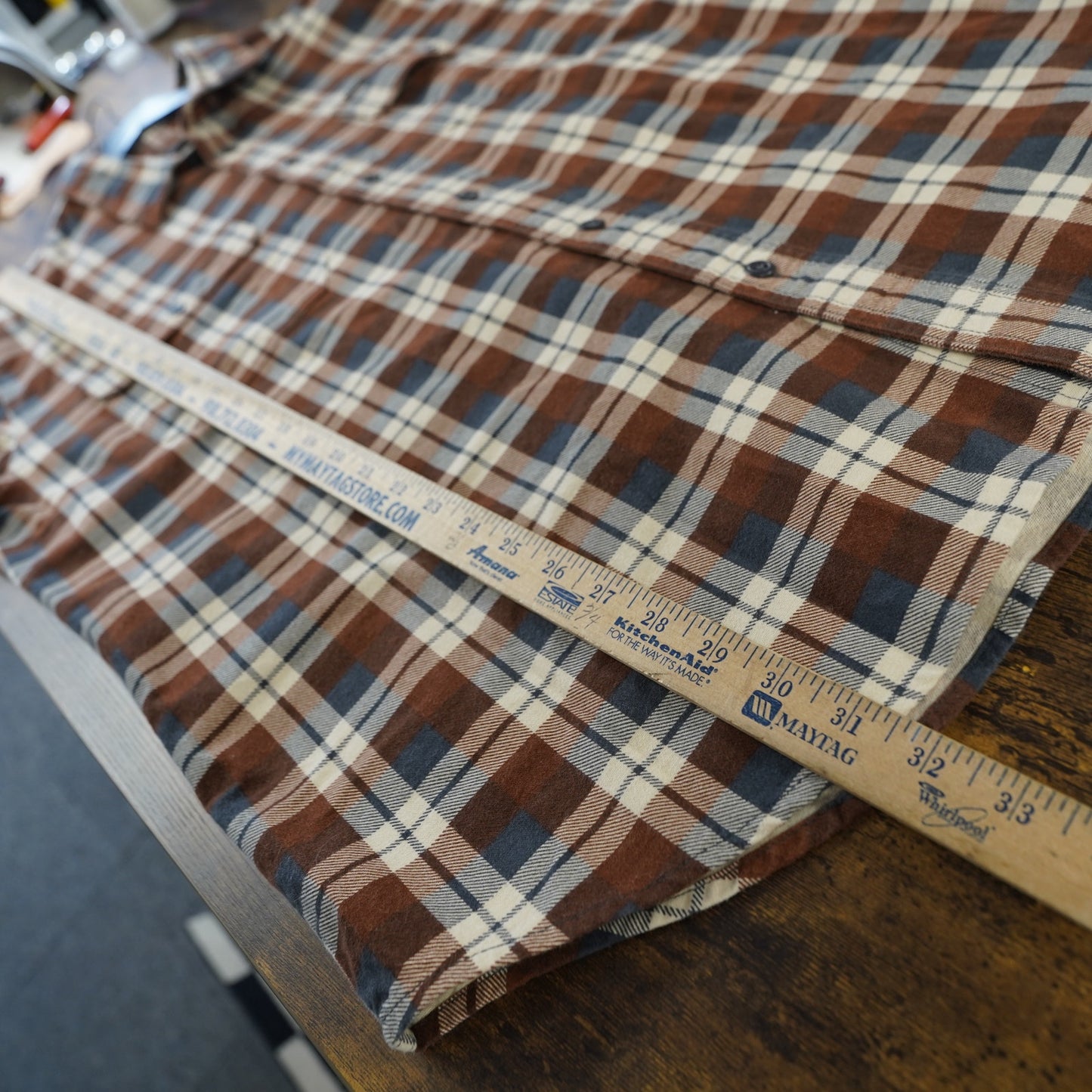 (XL) Filson Garment Plaid Flannel Button Up Shirt Men’s Size XL Front Pockets Brown