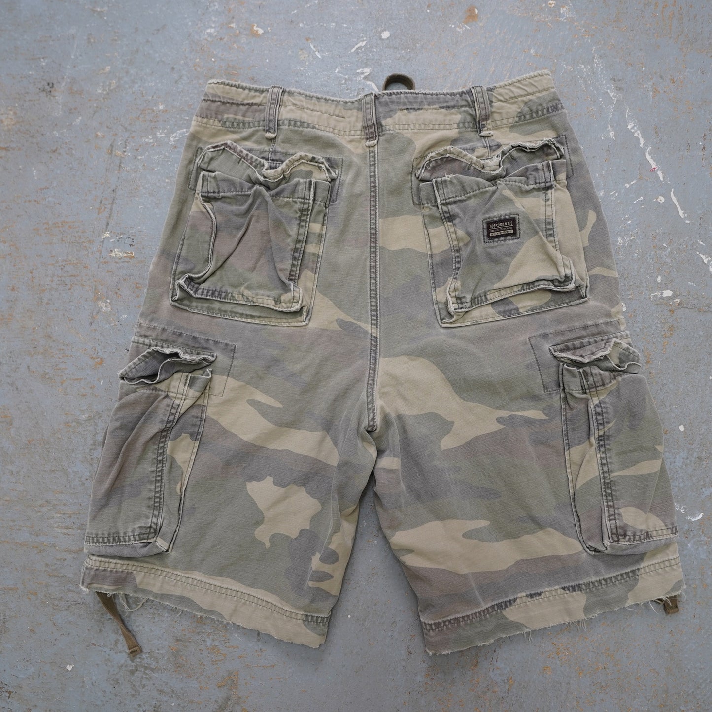 (Sz. 31) Vintage Abercrombie & Fitch Y2K Camo Baggy Cargo Shorts Men's Sz. 31 2000s Green