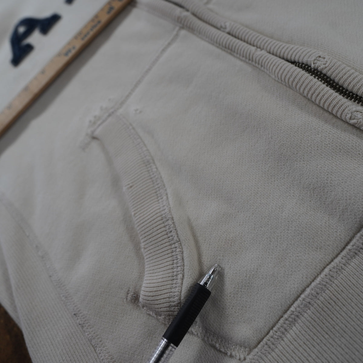 (XL) Abercrombie & Fitch Y2K Sewn Cream Hoodie Men's XL 2000s Preppy Embroidered