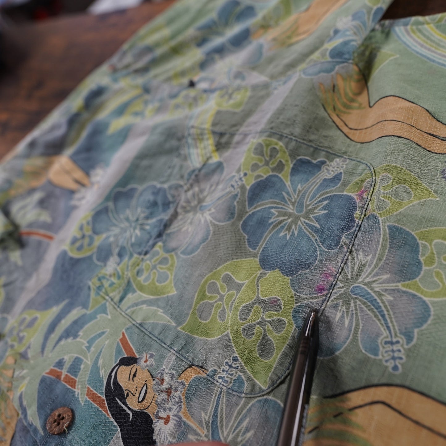 (M) Vintage Tommy Bahama 100% Silk Hawaiian Shirt Men's M Pin Up Girl Green Flowers