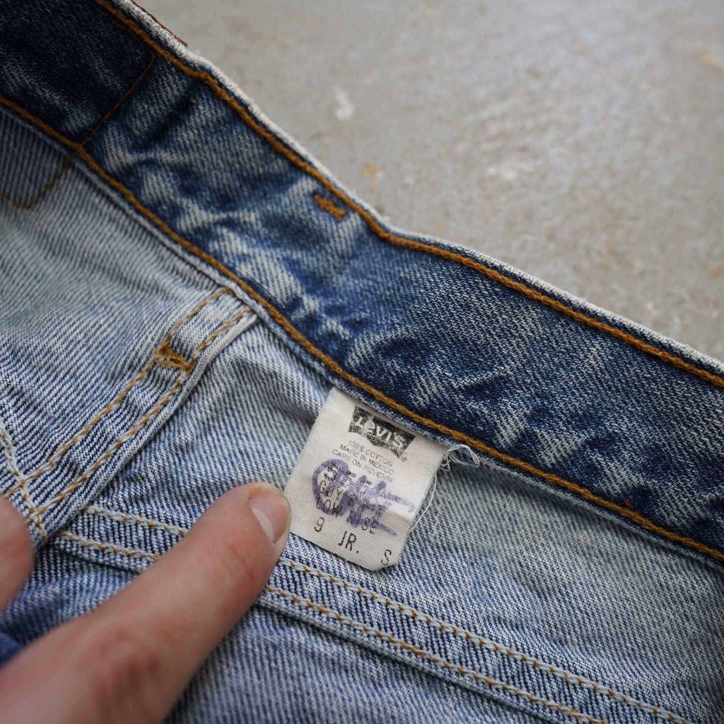 (Women's 29in) Vintage Levis 555 Cut Off Denim Mom Jean Shorts Women's 29in S Blue Low Rise