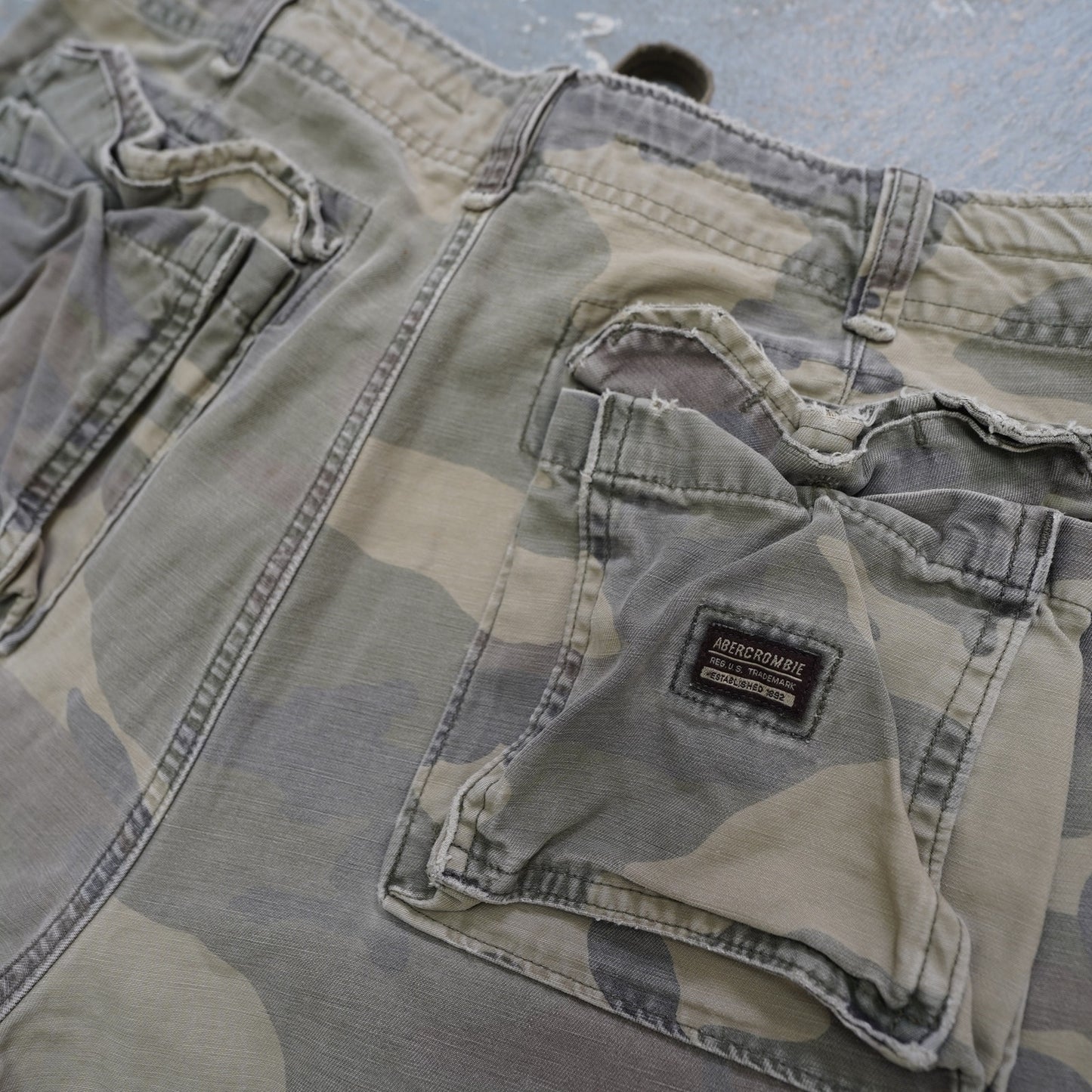 (Sz. 31) Vintage Abercrombie & Fitch Y2K Camo Baggy Cargo Shorts Men's Sz. 31 2000s Green