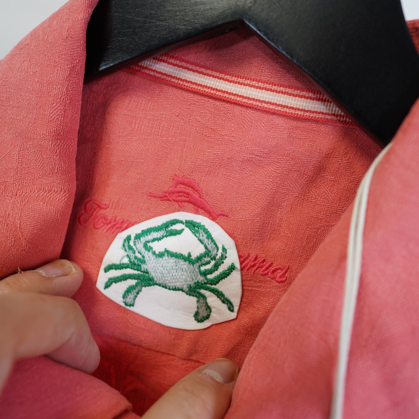 (M) Tommy Bahama Coral Hawaiian Shirt 100% Silk Men's M Pink Stitched Crab Palm Tree