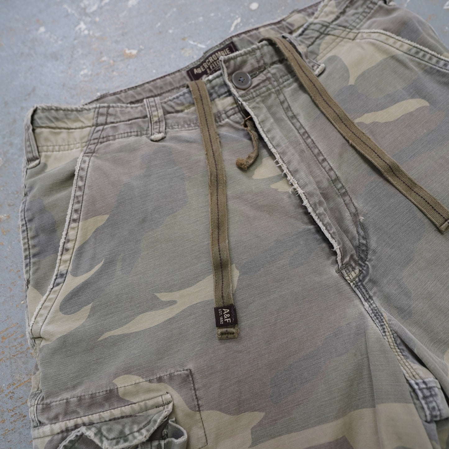 (Sz. 31) Vintage Abercrombie & Fitch Y2K Camo Baggy Cargo Shorts Men's Sz. 31 2000s Green