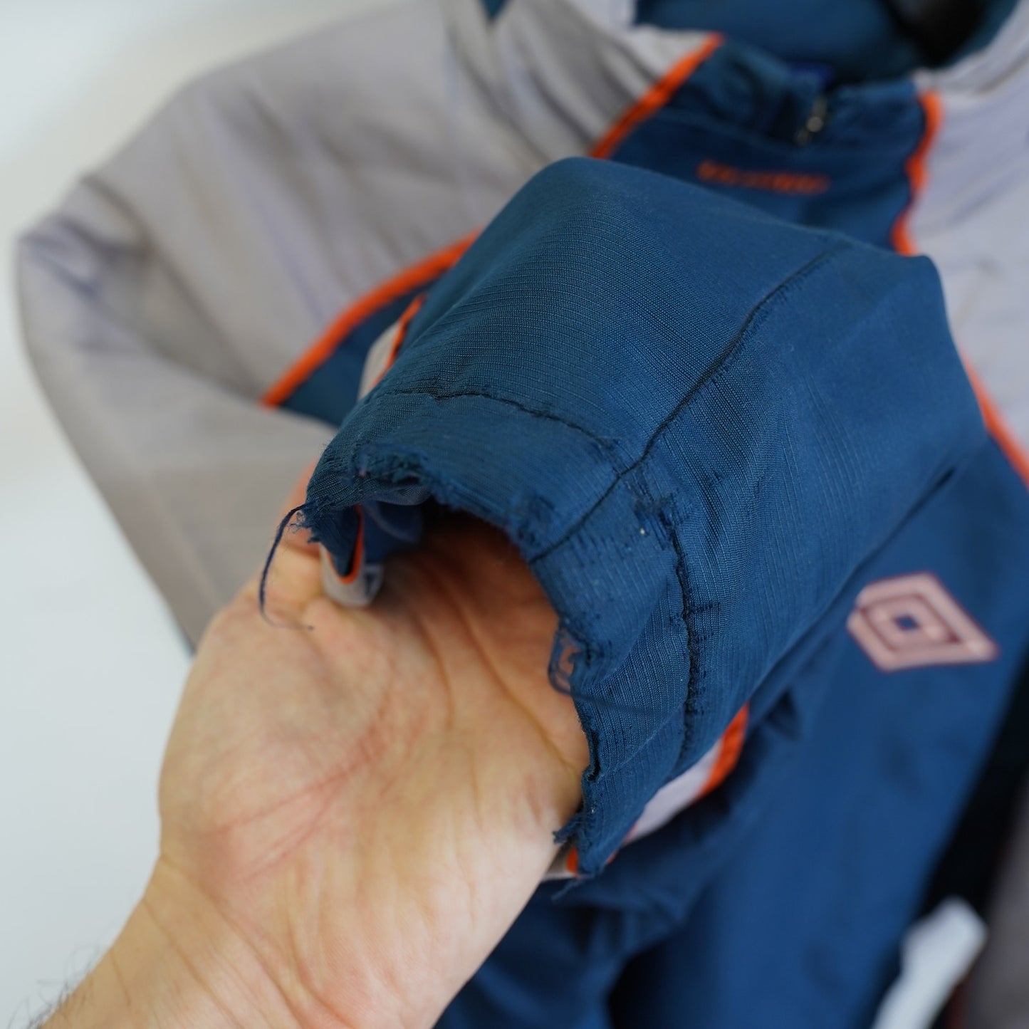 (M) Vintage Umbro Soccer Bench Puffer Jacket Men's M Gray Blue 90s Retro Sewn