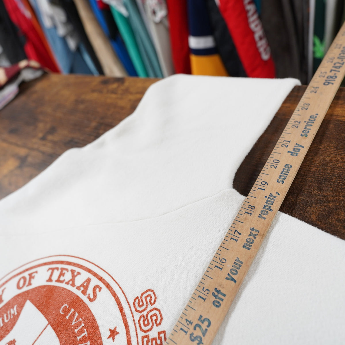 (S) Vintage University of Texas Longhorns School of Business Men's S White Burnt