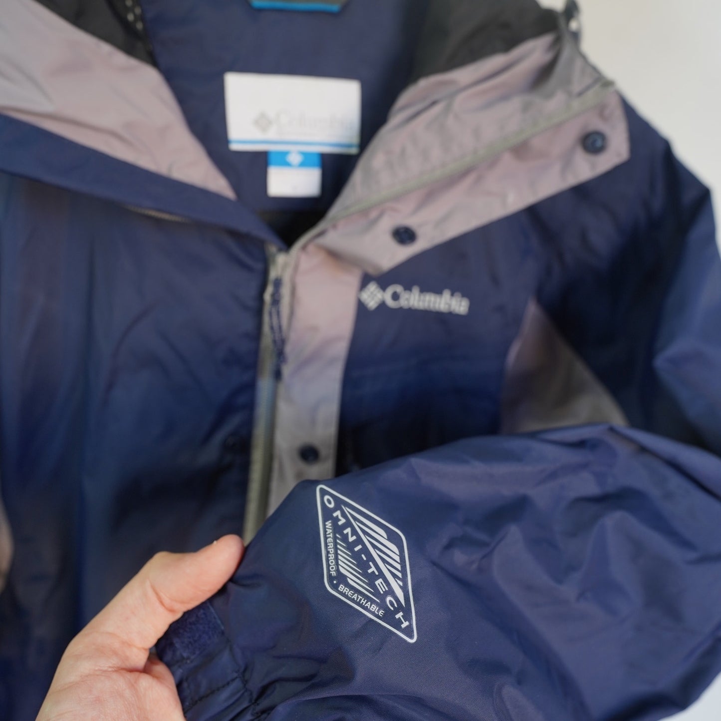 (S) Columbia Omni-Tech Waterproof Rain Jacket Men's S Navy Hooded Hiking Windbreaker