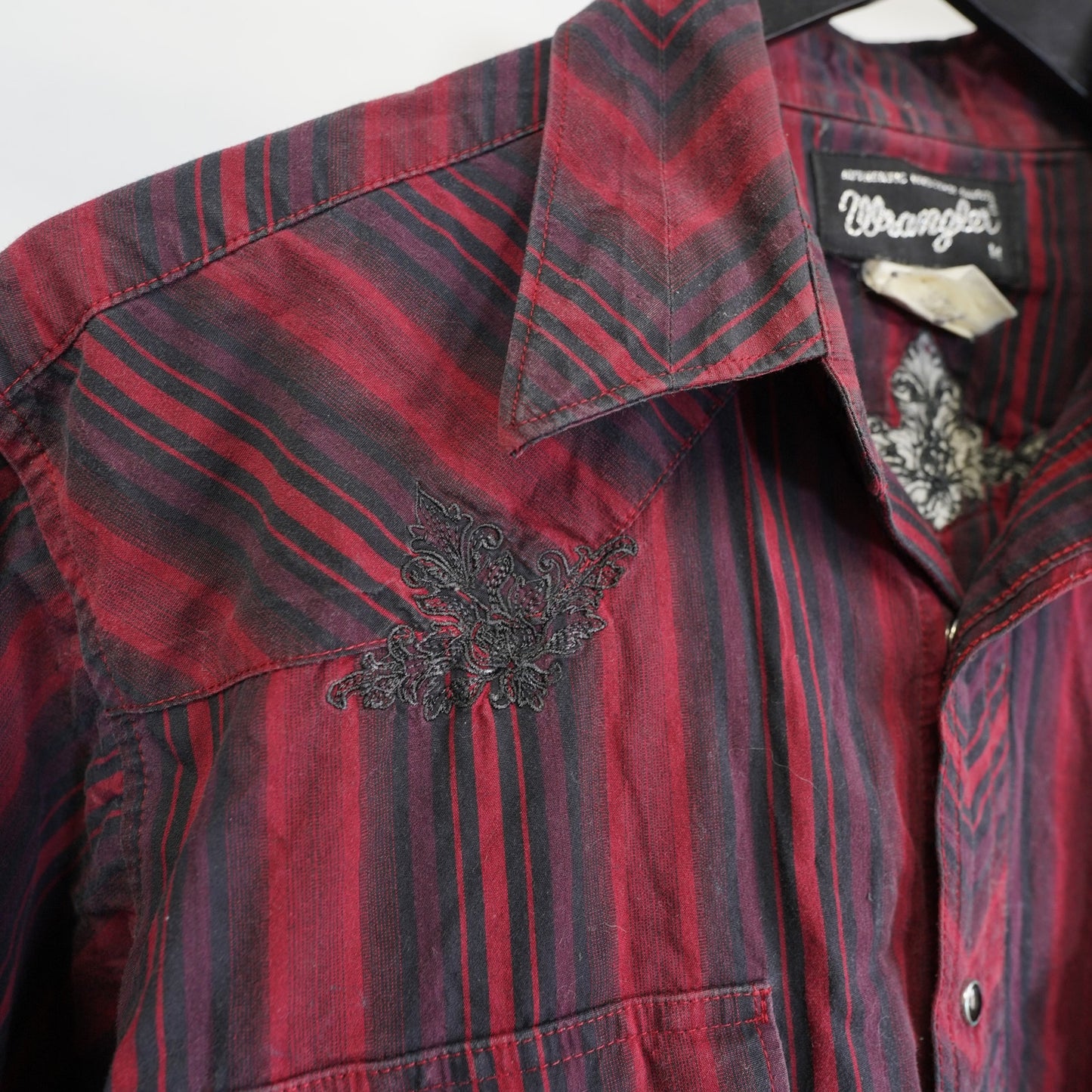 (M) Vintage Wrangler Pearl Snap Western Button Up Men's M Red Black Embroidered