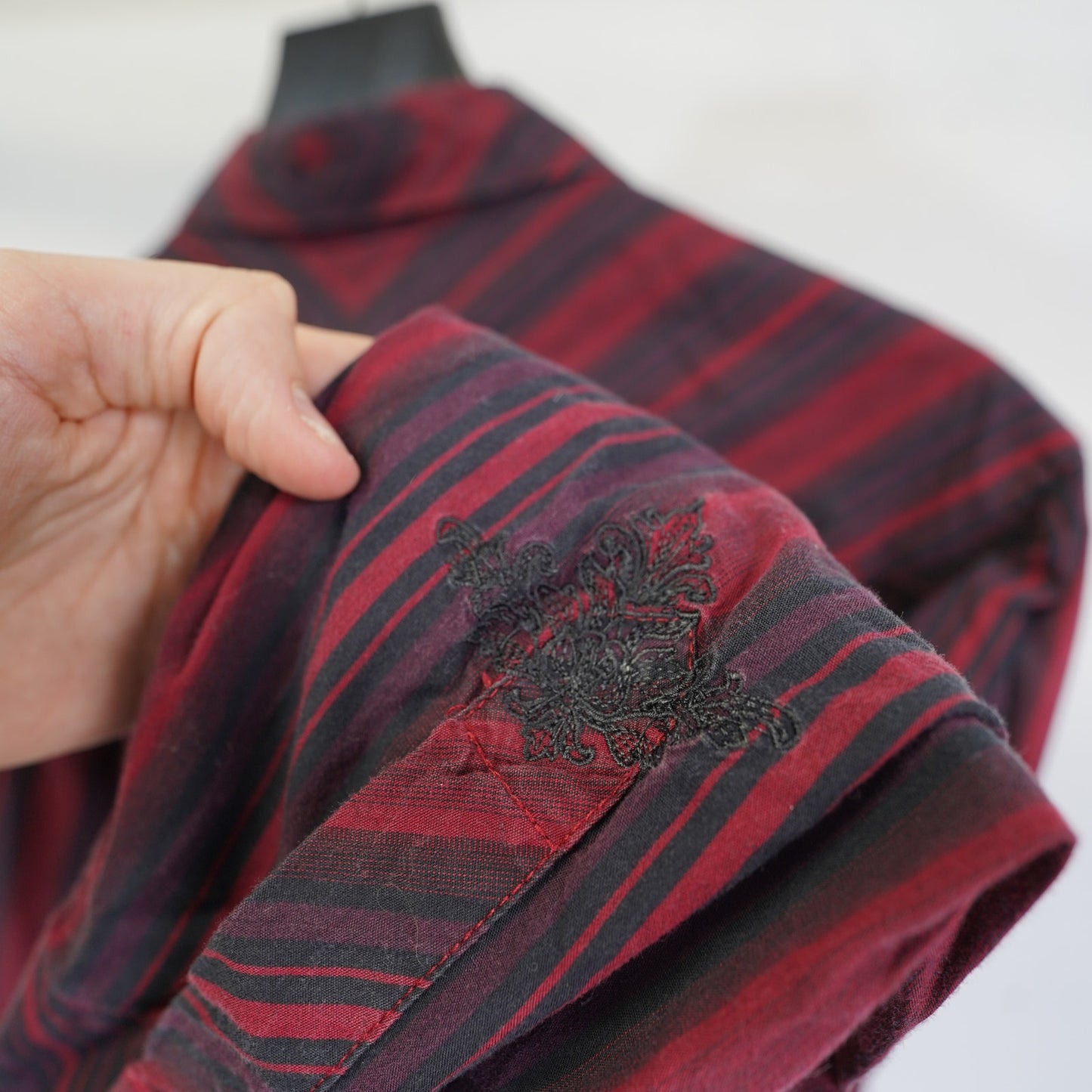 (M) Vintage Wrangler Pearl Snap Western Button Up Men's M Red Black Embroidered