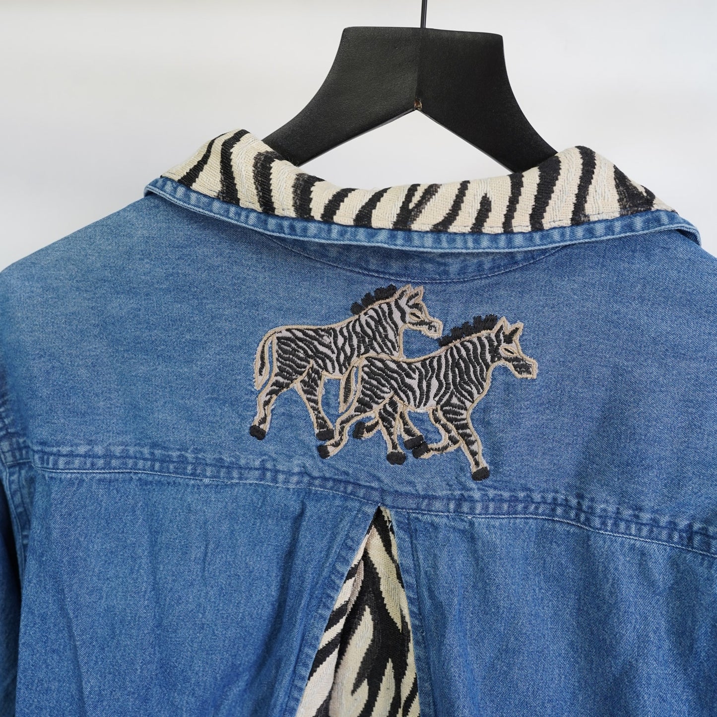 (Women's L) Vintage Dress Barn Zebra Safari Embroidered Denim Shirt Women's L Y2K Nature