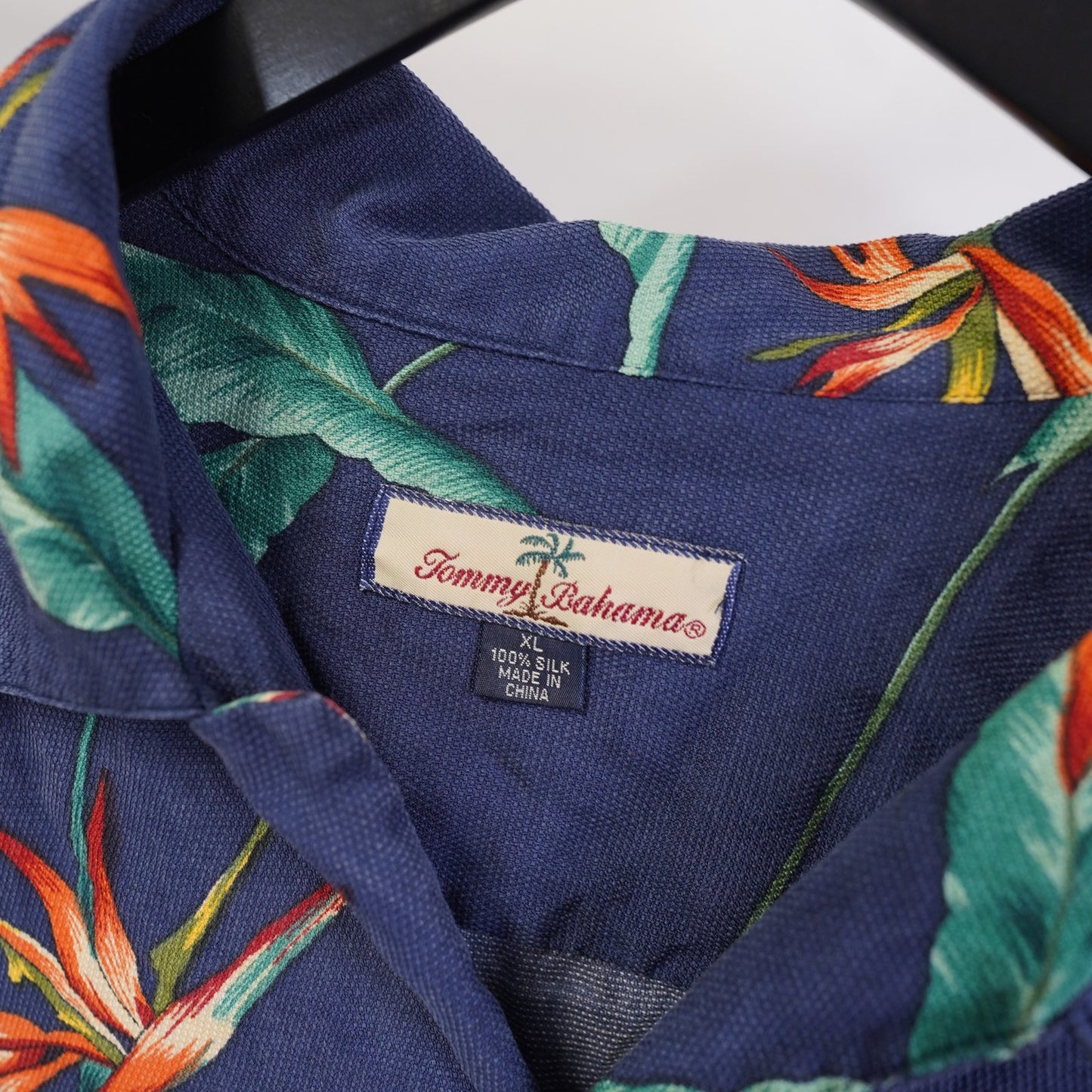 (XL) Vintage Tommy Bahama 100% Silk Hawaiian Button Up Shirt Men's XL Floral Blue