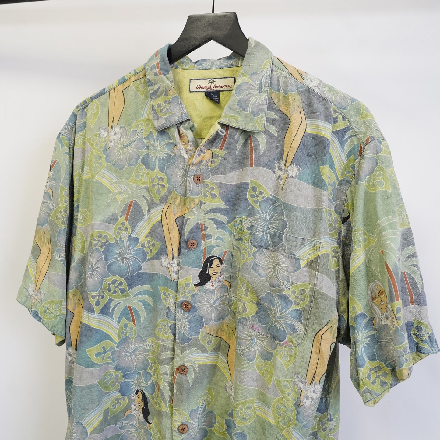 (M) Vintage Tommy Bahama 100% Silk Hawaiian Shirt Men's M Pin Up Girl Green Flowers
