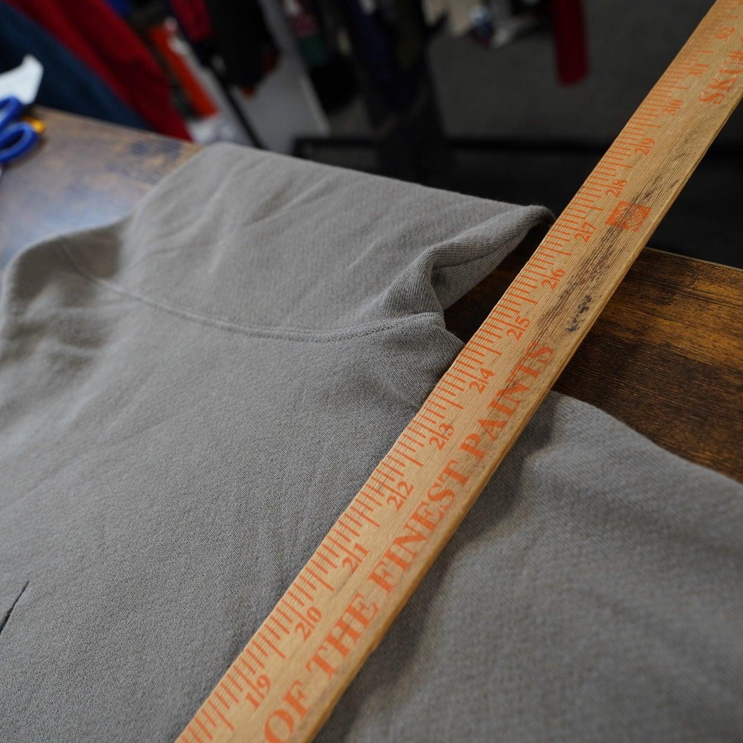 (L) Vintage Nike Y2K Essential Sweatshirt Men's L Gray Brown Stitched 2000s Crewneck