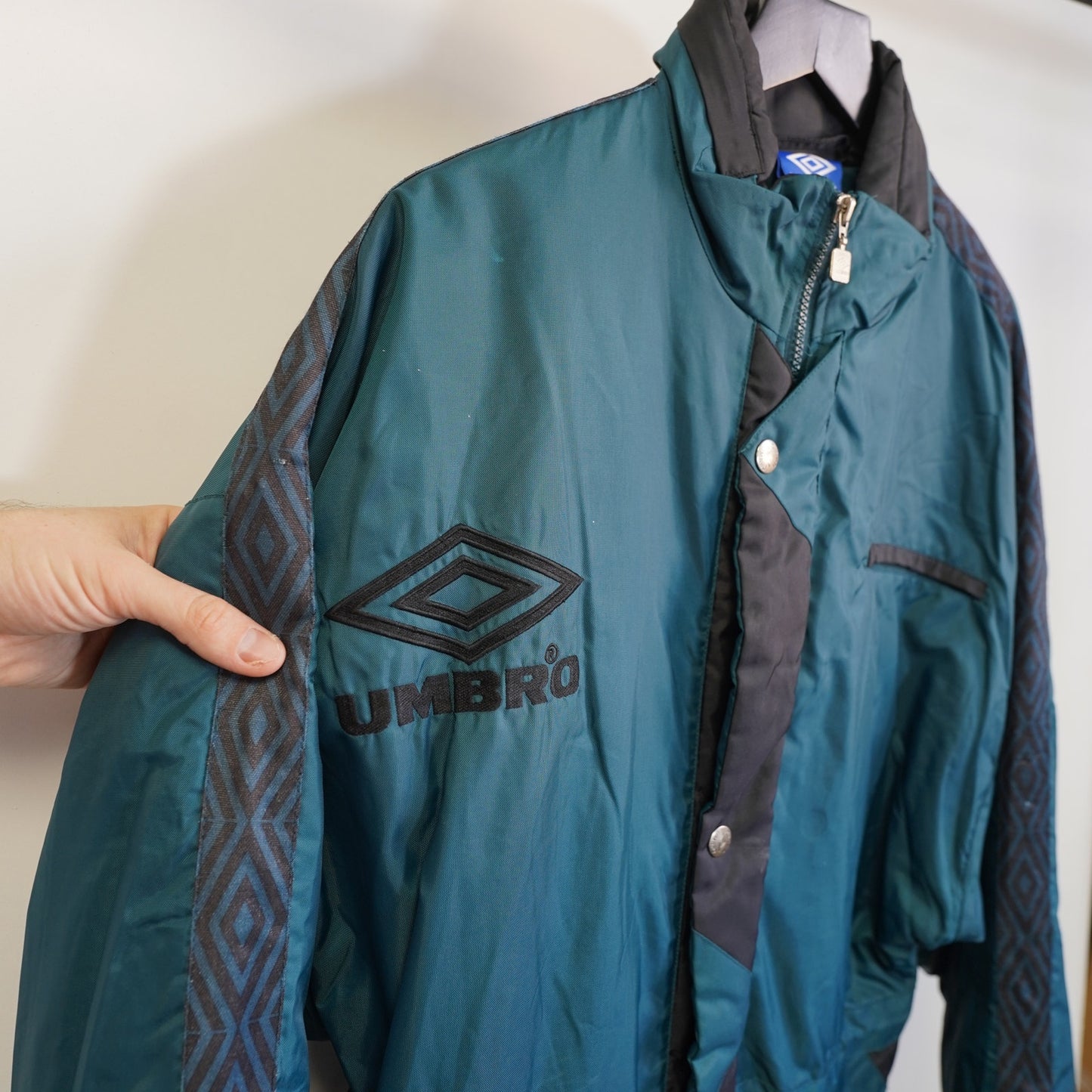 (M) Vintage 90s Umbro Soccer Bench Jacket Men's S-M Teal & Black Geometric Coat