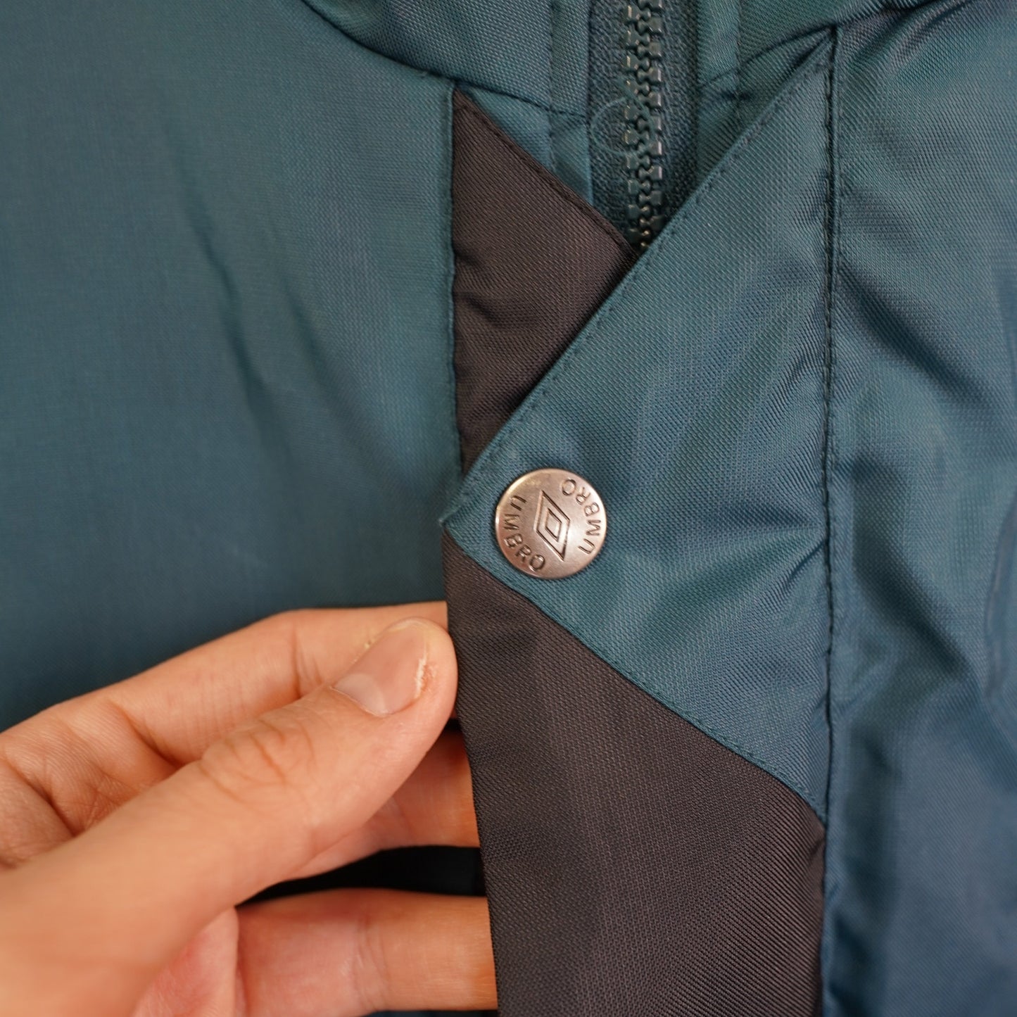 (M) Vintage 90s Umbro Soccer Bench Jacket Men's S-M Teal & Black Geometric Coat