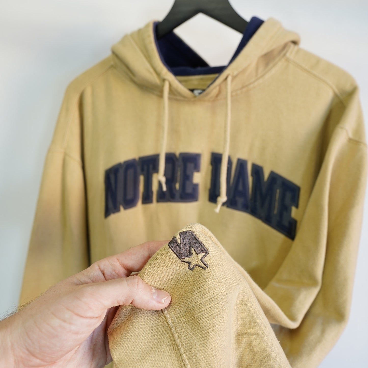 (L) Vintage Notre Dame Fighting Irish Embroidered Starter Hoodie Jacket Gold