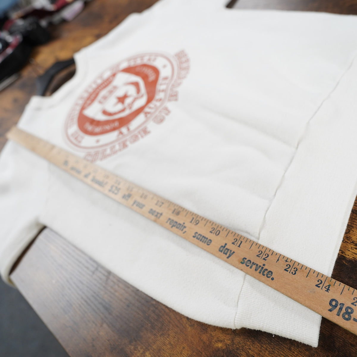 (S) Vintage University of Texas Longhorns School of Business Men's S White Burnt