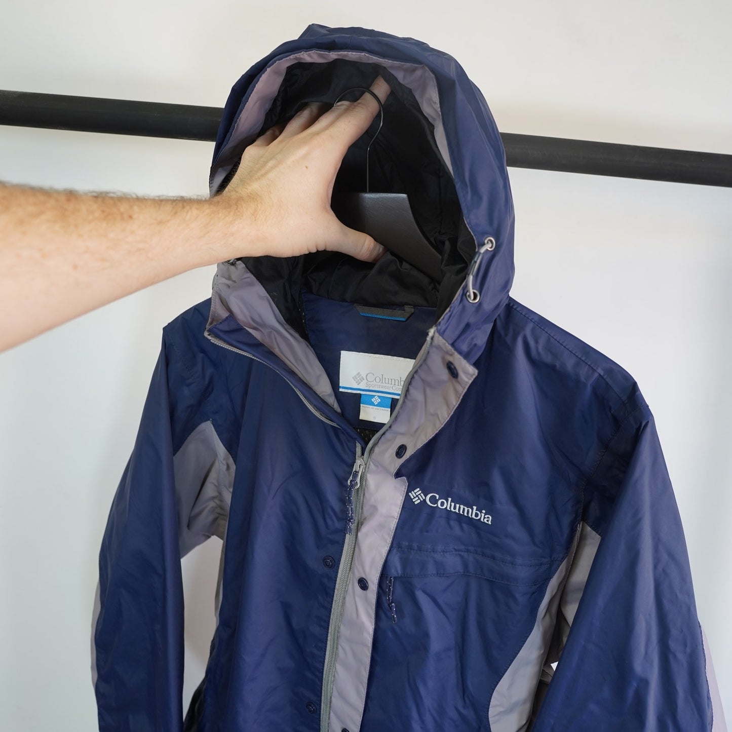 (S) Columbia Omni-Tech Waterproof Rain Jacket Men's S Navy Hooded Hiking Windbreaker