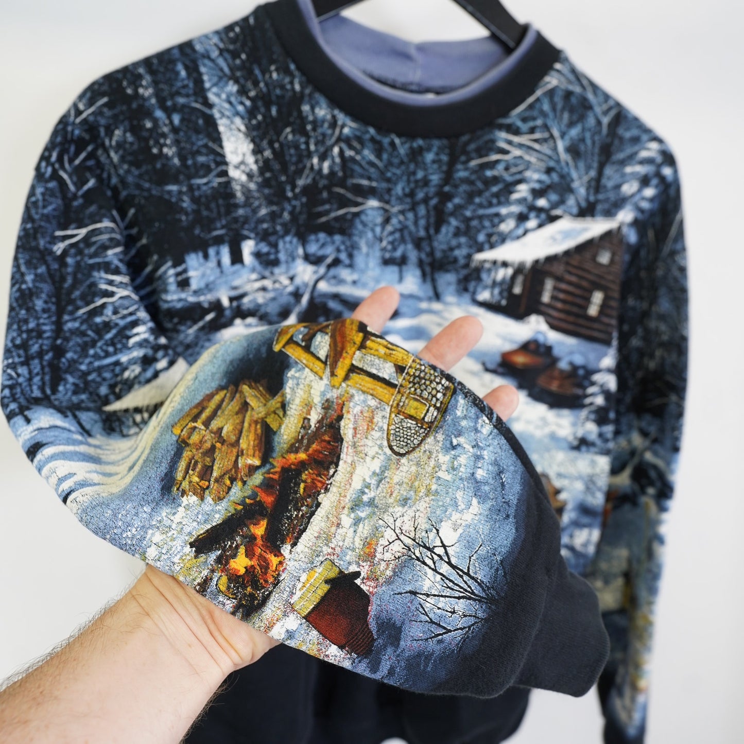 (M) Vintage Log Cabin Snowscape All Over Print Nature Sweatshirt Unisex Size M Black