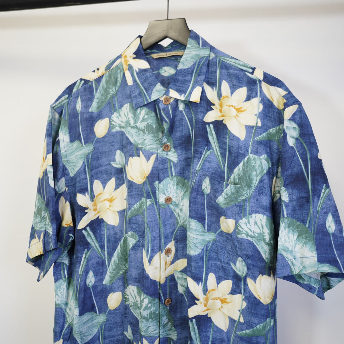 (L) Vintage Tommy Bahama 100% Silk Hawaiian Shirt Floral Mens L Blue Flower Hibiscus