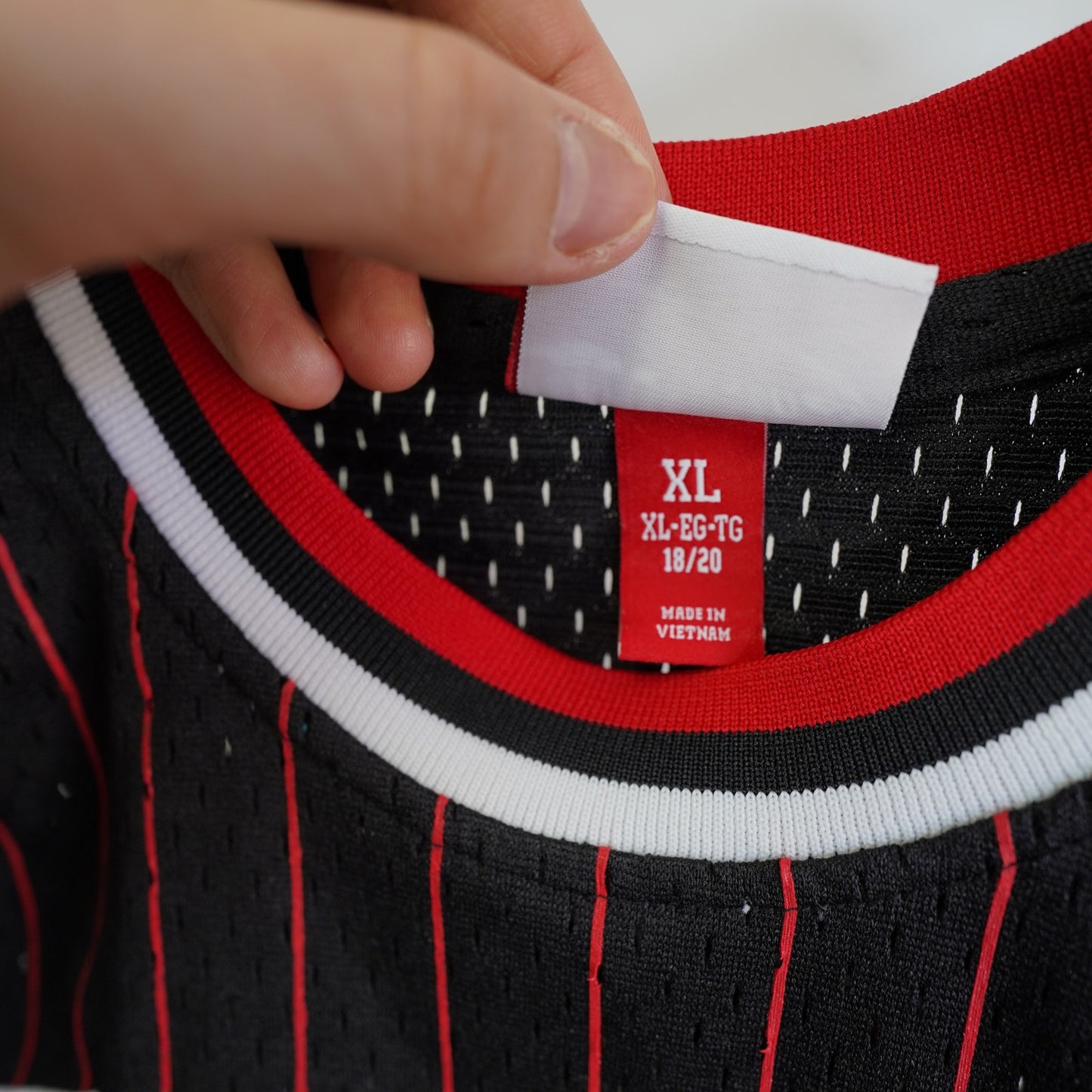 (S) Scottie Pippen Mitchell & Ness Sewn Bulls Basketball Jersey Youth XL Adult S