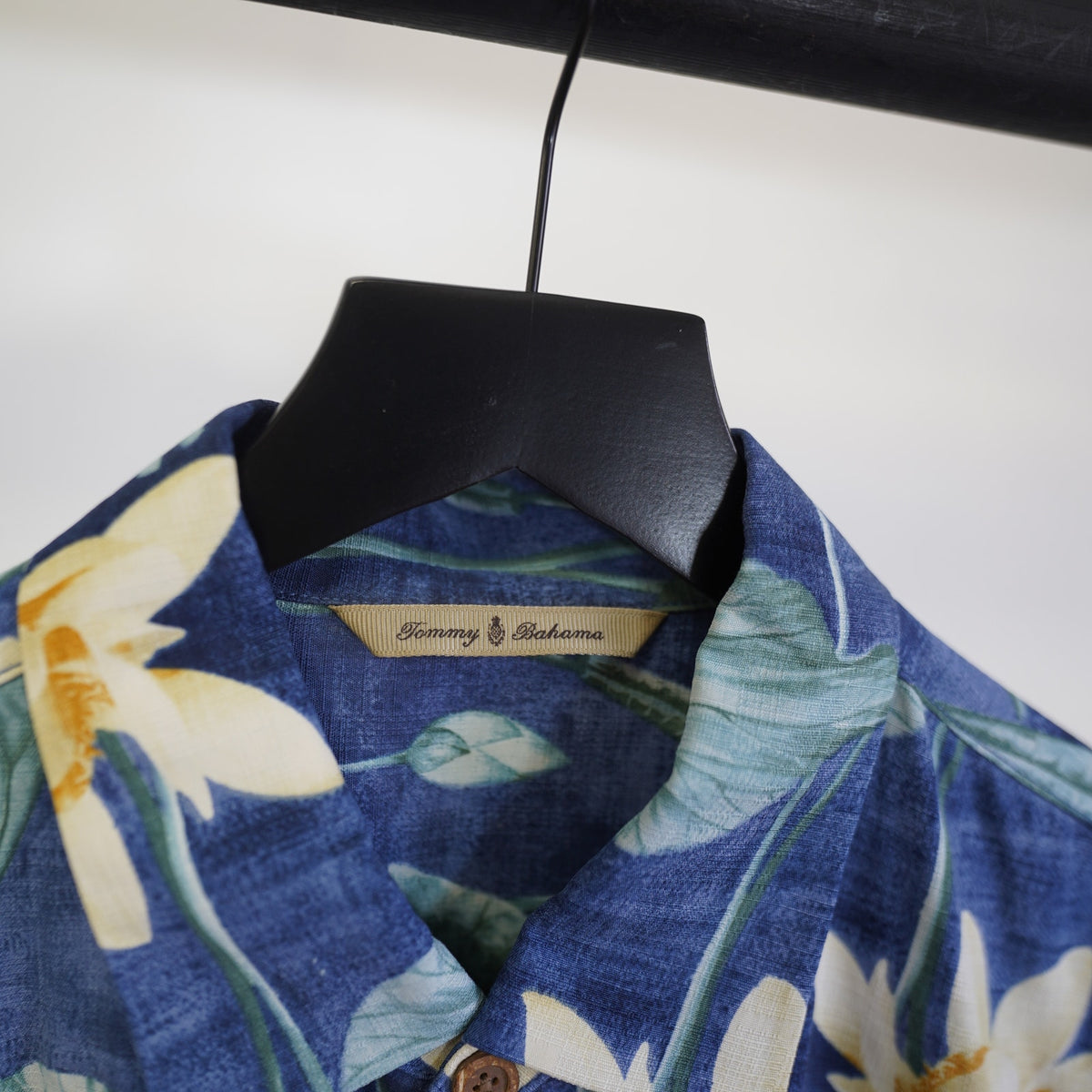 (L) Vintage Tommy Bahama 100% Silk Hawaiian Shirt Floral Mens L Blue Flower Hibiscus