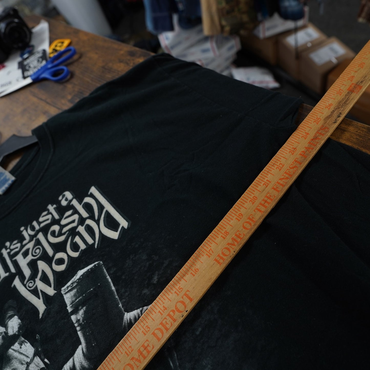 (XXL) Vintage Monty Python & the Holy Grail It's a Flesh Wound Black T-Shirt Men's XXL