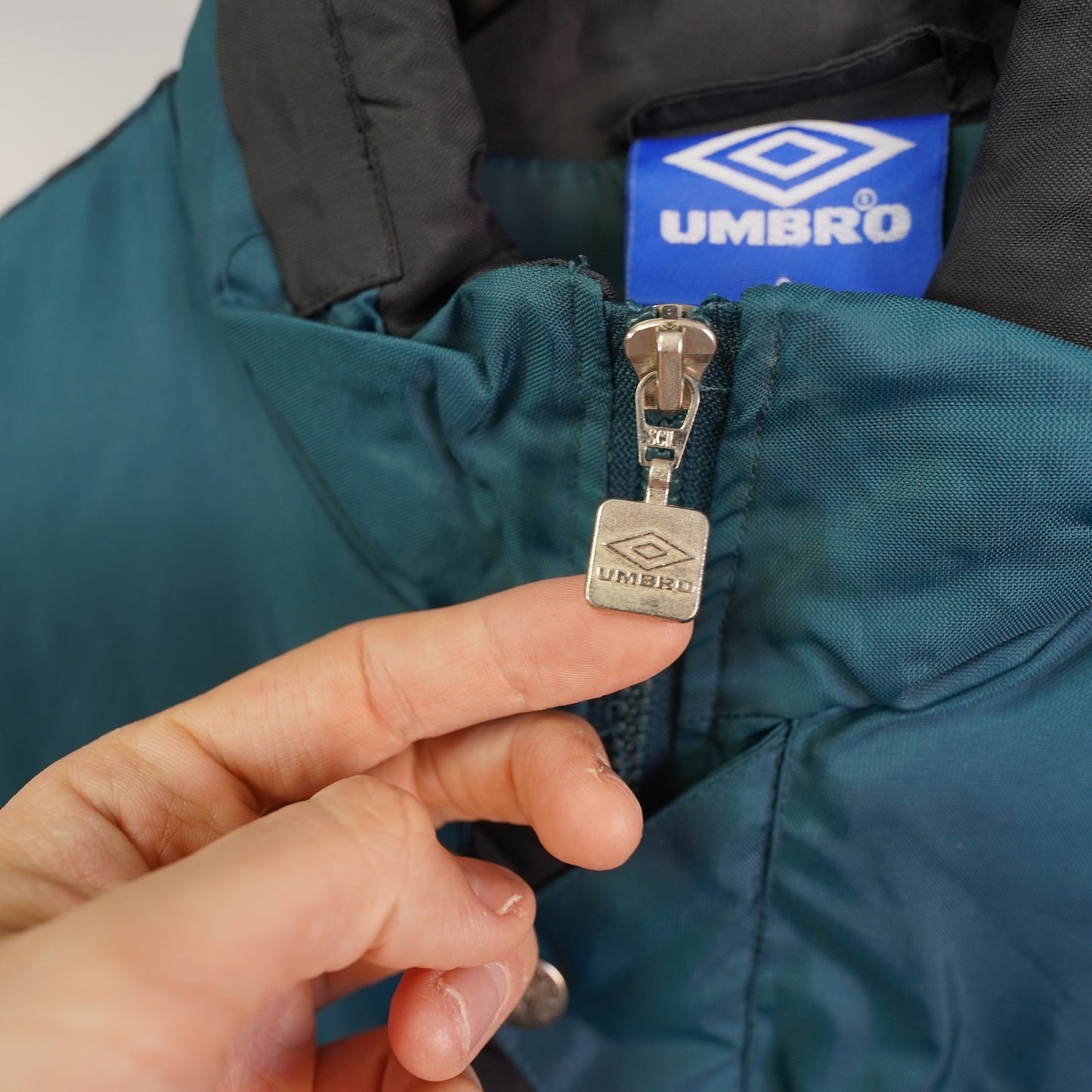 (M) Vintage 90s Umbro Soccer Bench Jacket Men's S-M Teal & Black Geometric Coat