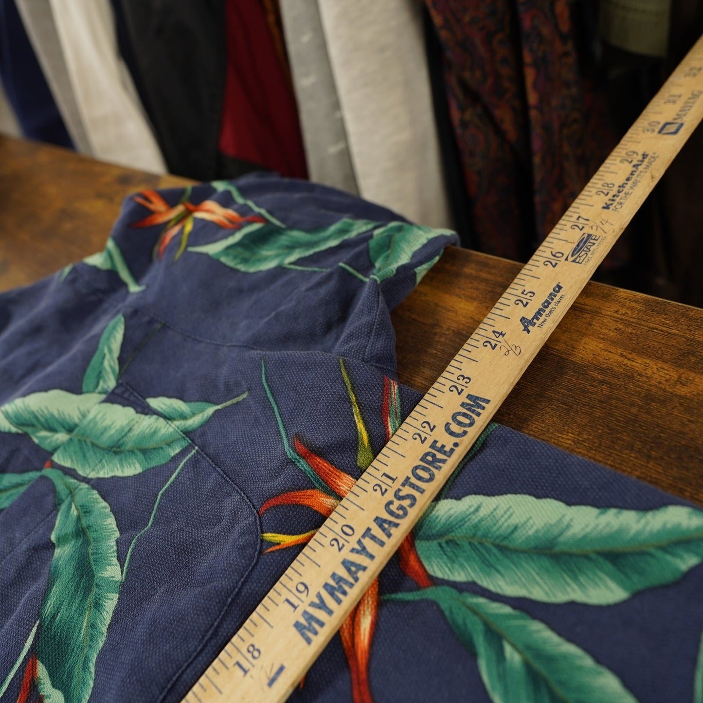 (XL) Vintage Tommy Bahama 100% Silk Hawaiian Button Up Shirt Men's XL Floral Blue