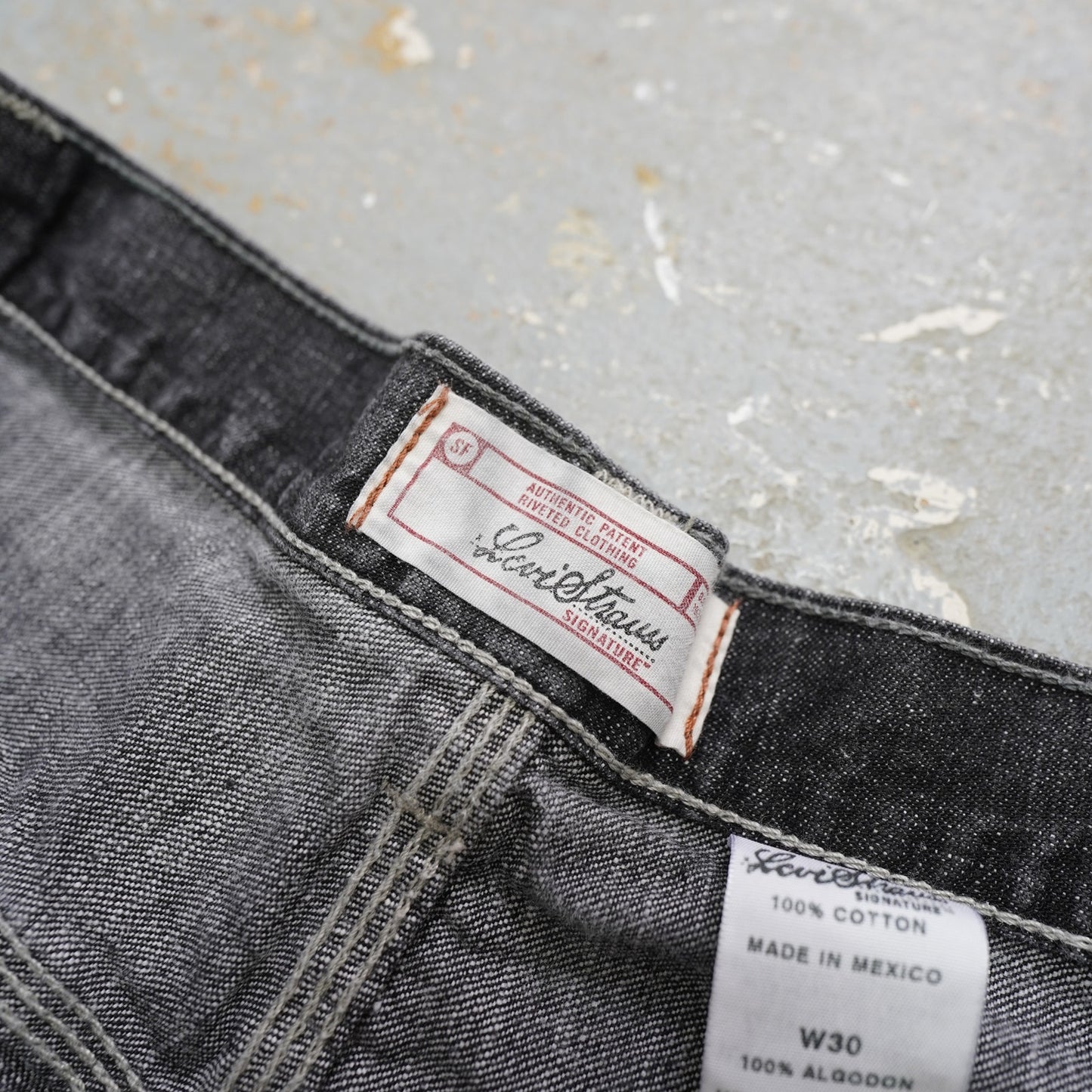 (Sz. 30) Vintage Levi's Strauss Y2K Baggy Denim Carpenter Shorts Men's Sz. 30 Black 2000s