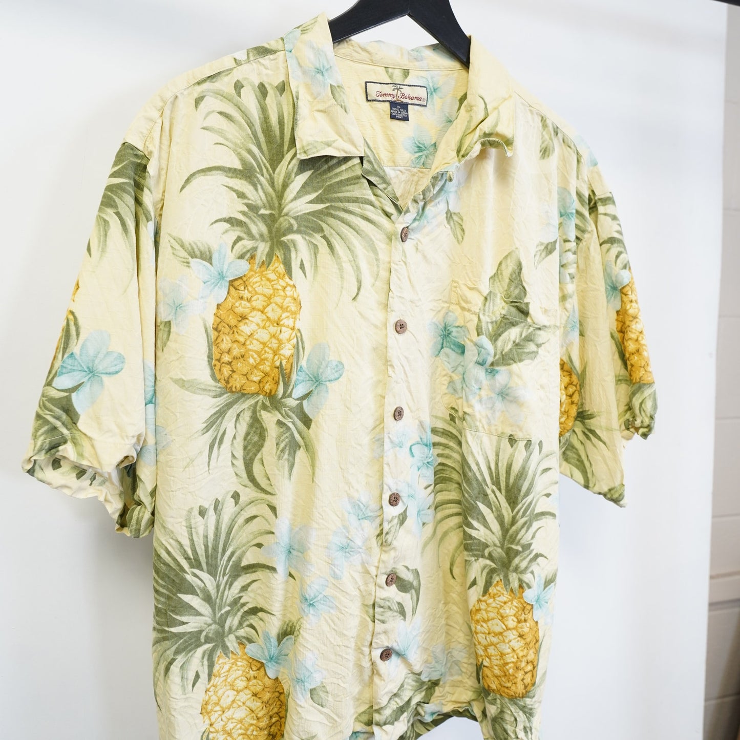 (XL) Vintage Tommy Bahama 100% Silk Hawaiian Button Up Shirt Mens XL Pineapple Yellow