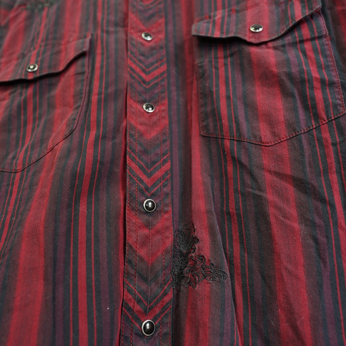 (M) Vintage Wrangler Pearl Snap Western Button Up Men's M Red Black Embroidered