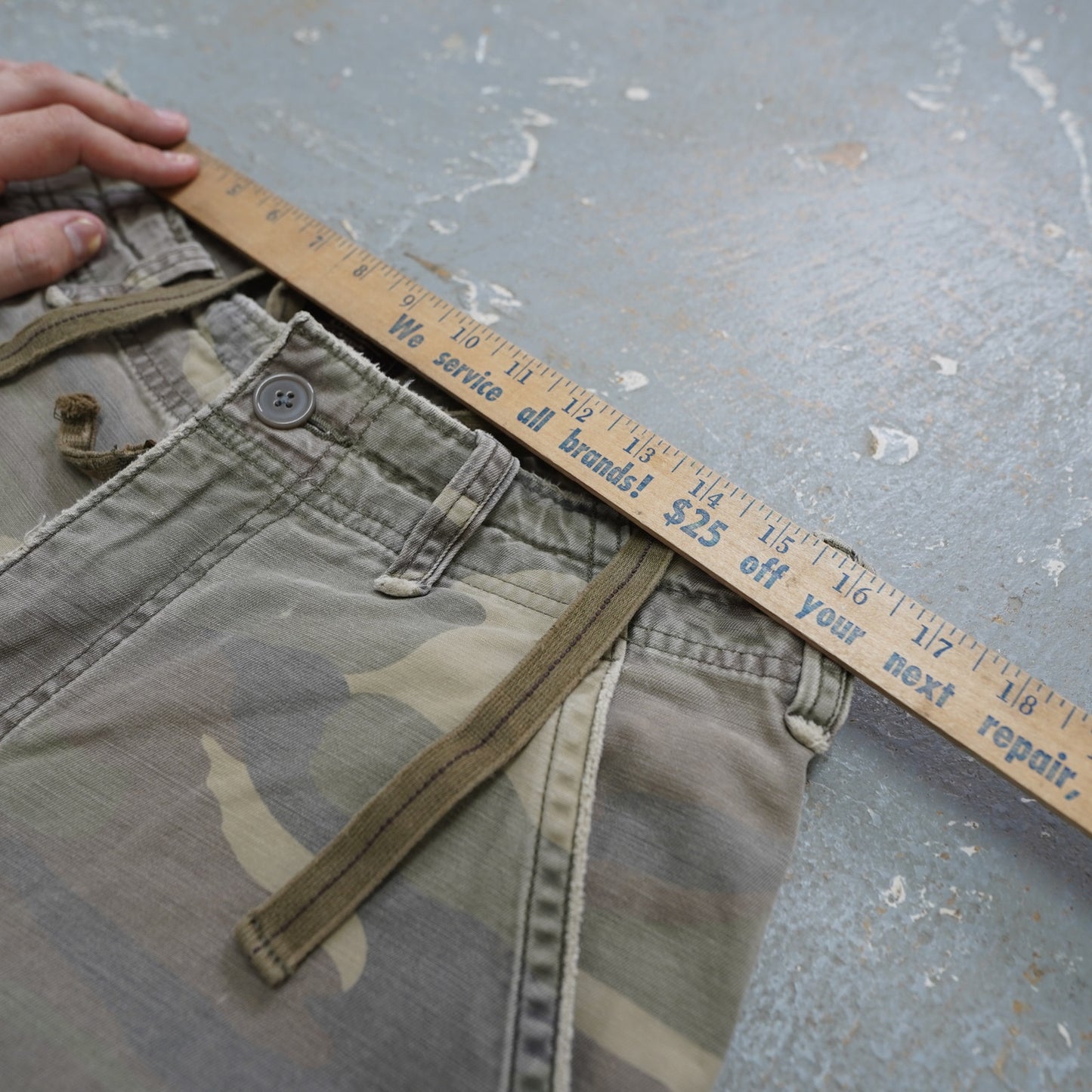 (Sz. 31) Vintage Abercrombie & Fitch Y2K Camo Baggy Cargo Shorts Men's Sz. 31 2000s Green