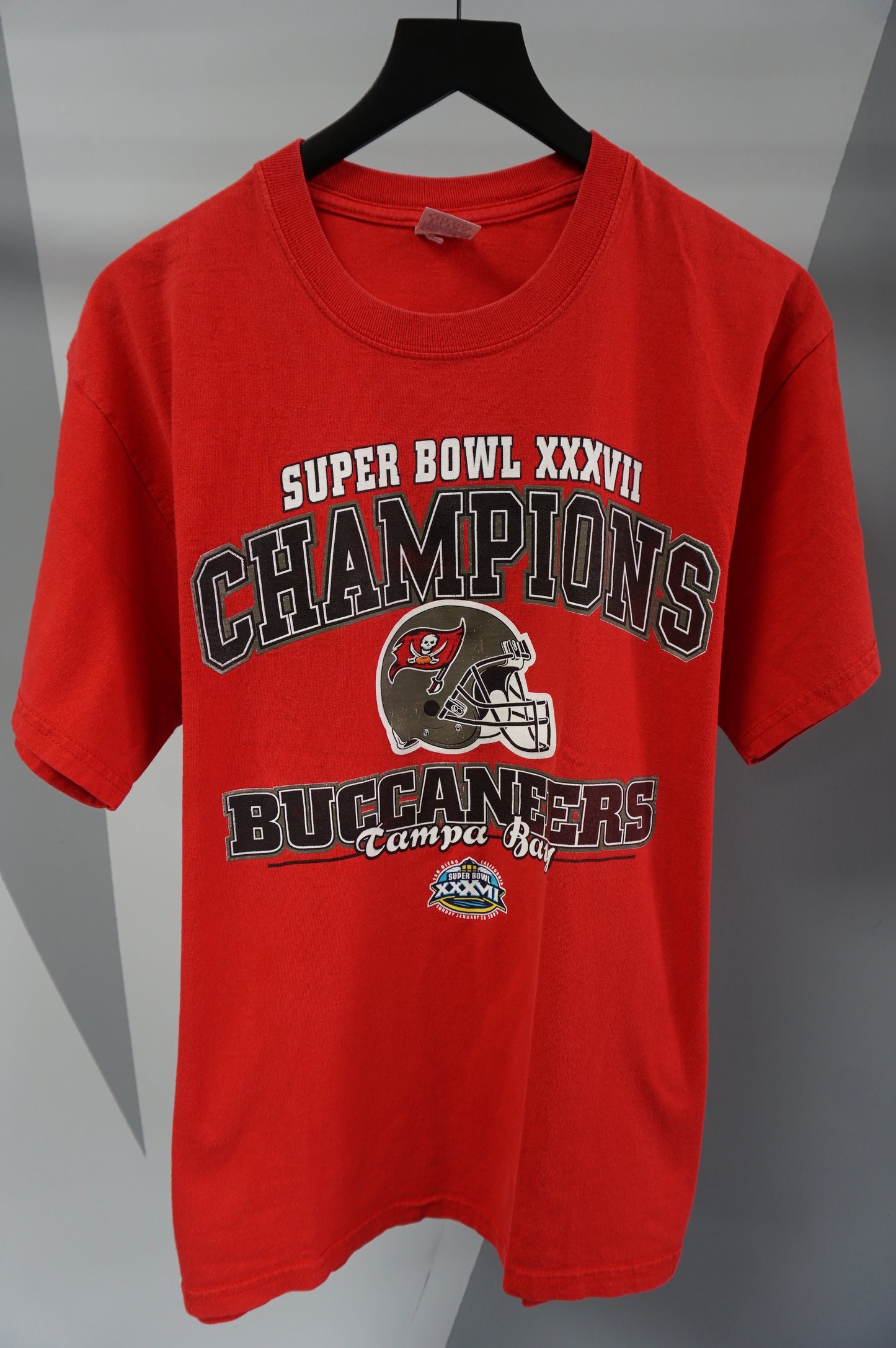 (M) 2003 Tampa Bay Buccaneers Super Bowl 37 Champs T-Shirt