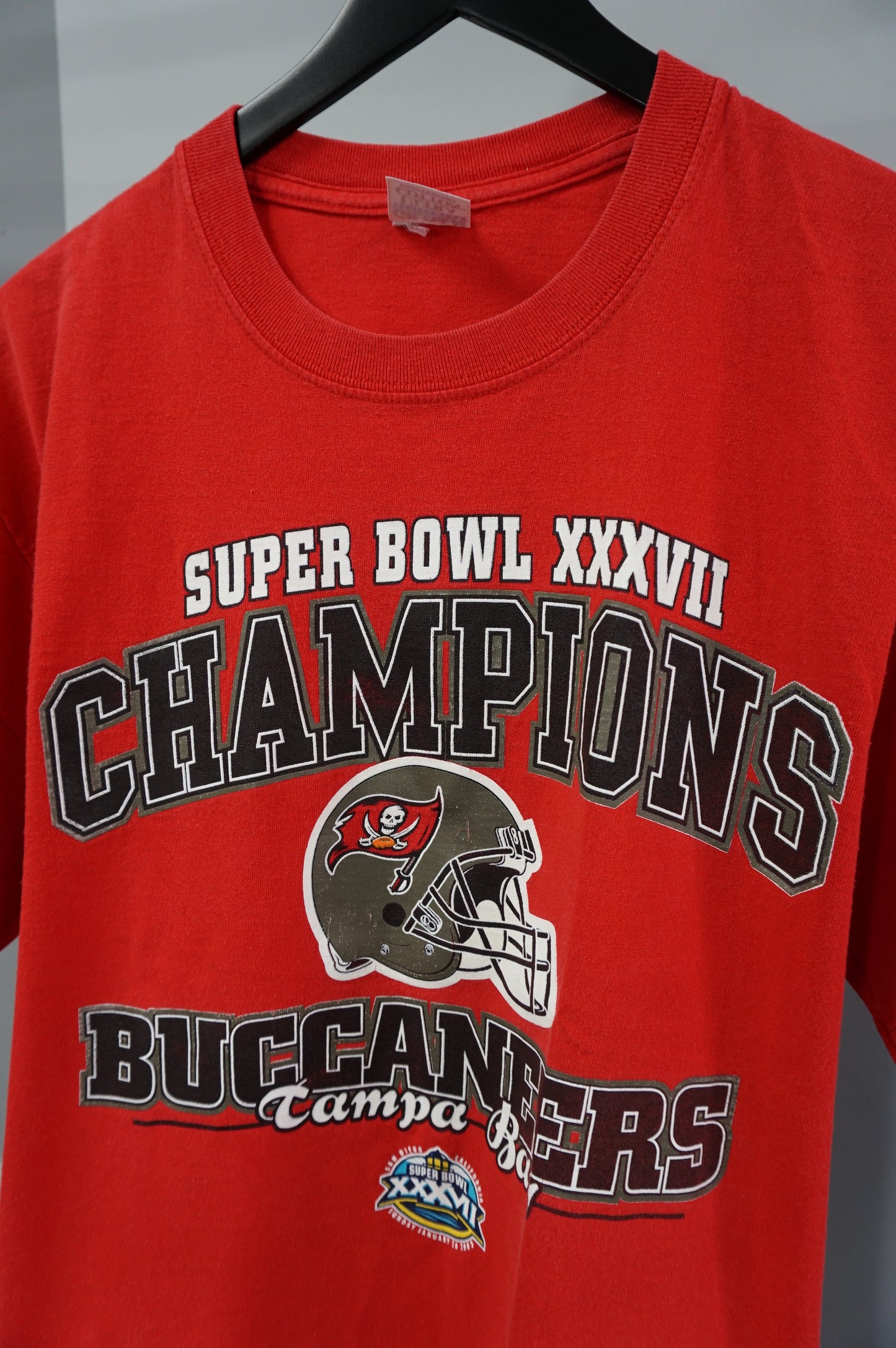 (M) 2003 Tampa Bay Buccaneers Super Bowl 37 Champs T-Shirt