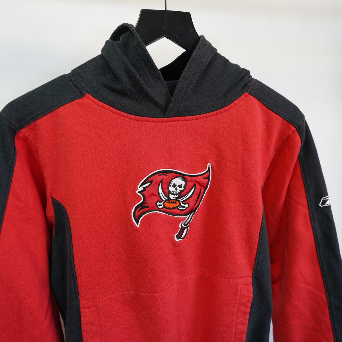 (Boys L) Reebok Tampa Bay Buccaneers Boys Large Red Black Colorblock Pullover Hoodie