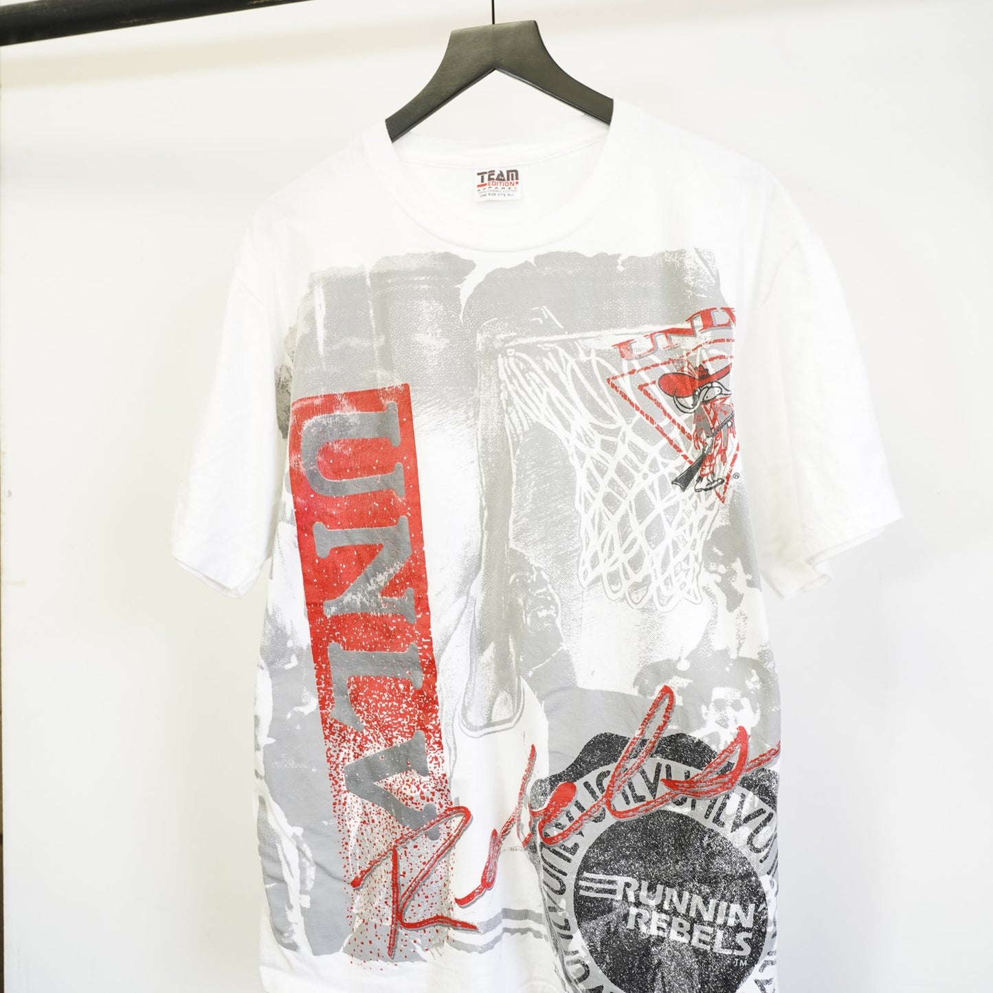 (L) Vintage UNLV Rebels 90s All Over Print Basketball T-Shirt Men's L White Team AOP