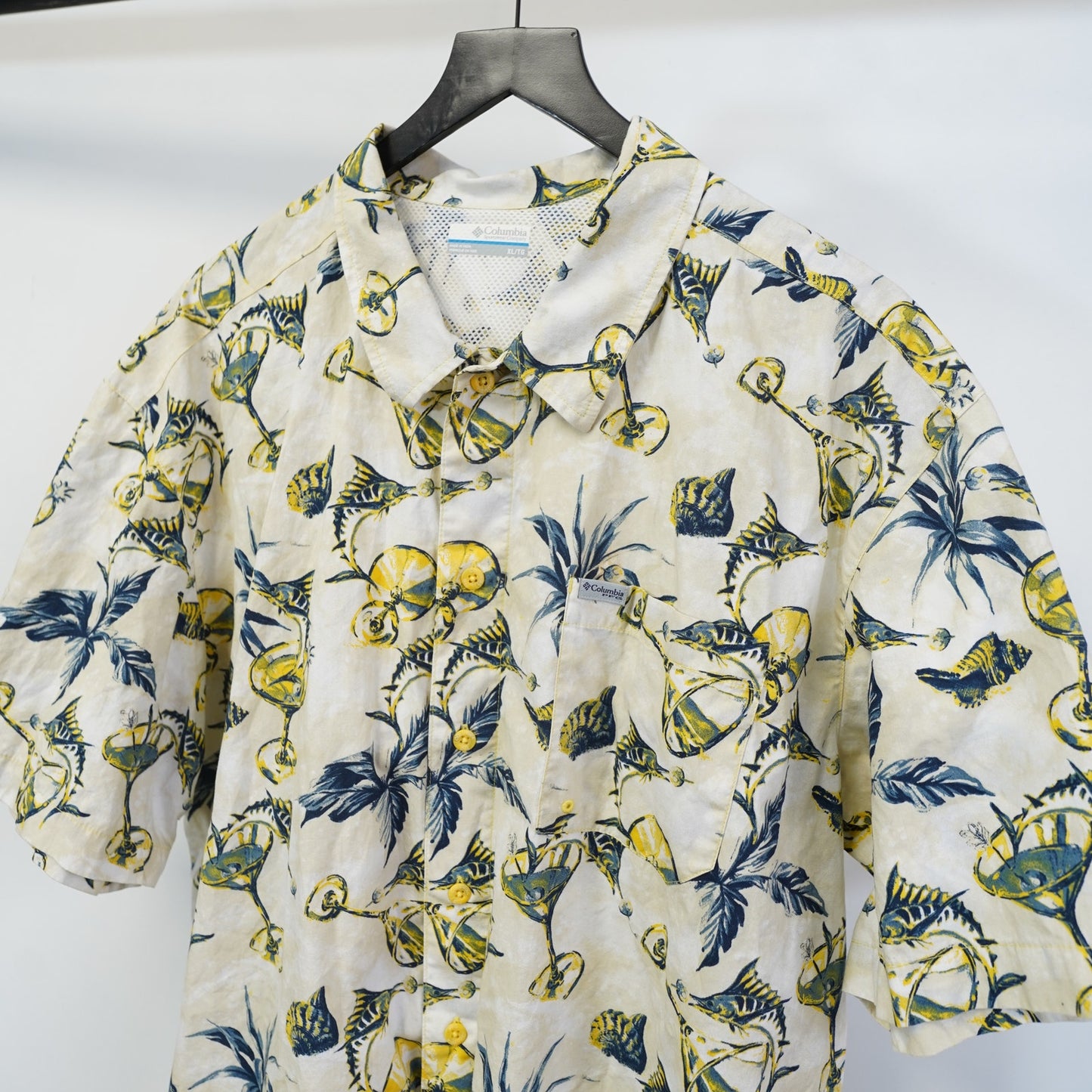 (XL) Columbia Sportswear Martini Marlin Print Fishing Shirt Men's XL Cream Hawaiian