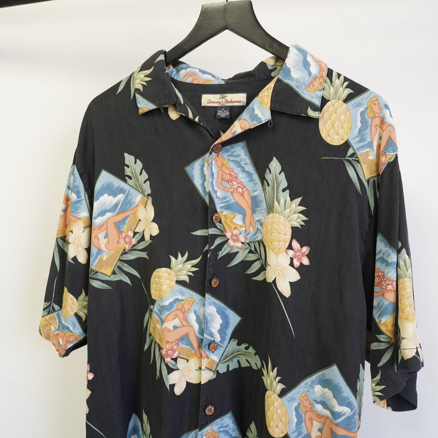 (M) Vintage Tommy Bahama 100% Silk Pin Up Girl Hawaiian Shirt Men's M Black Floral