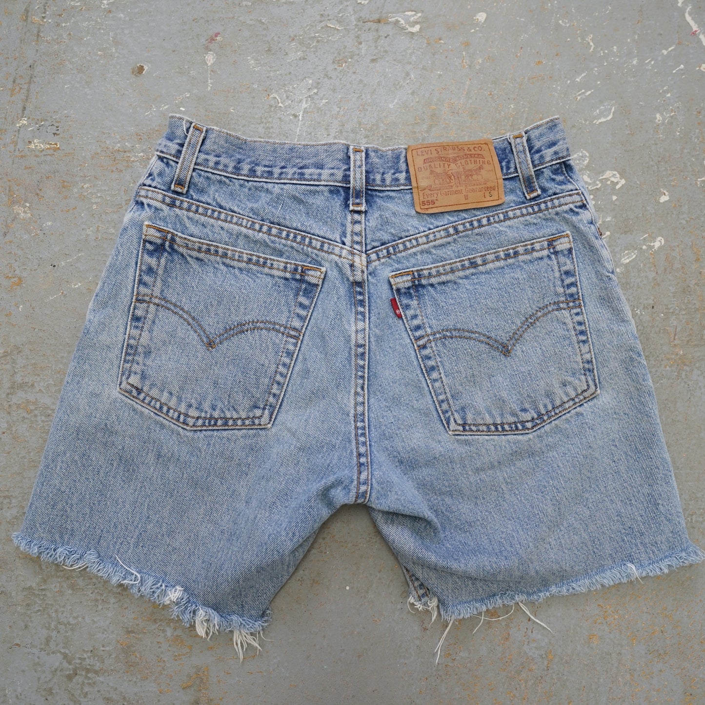 (Women's 29in) Vintage Levis 555 Cut Off Denim Mom Jean Shorts Women's 29in S Blue Low Rise
