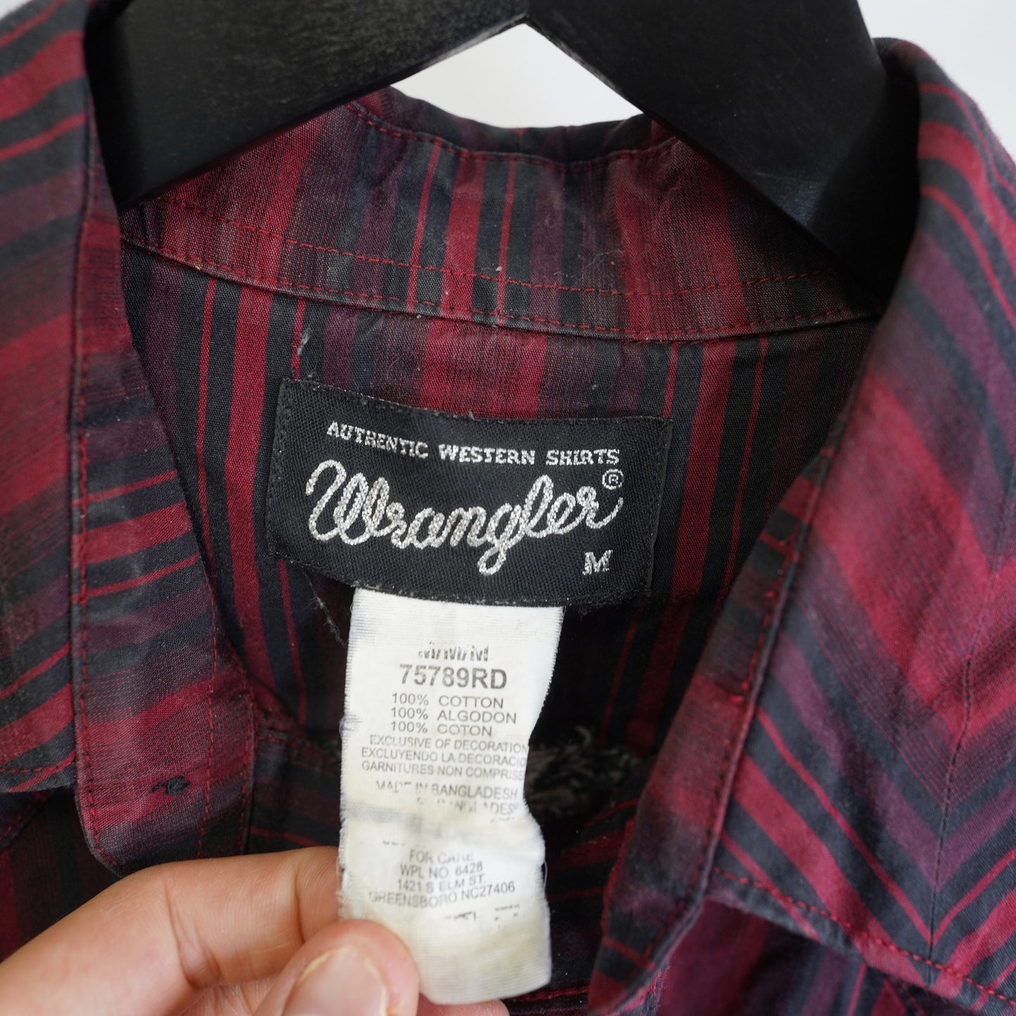(M) Vintage Wrangler Pearl Snap Western Button Up Men's M Red Black Embroidered