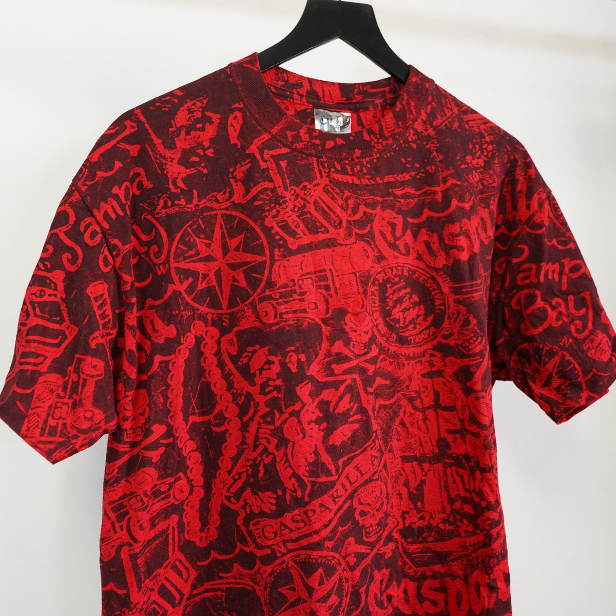 (L) Vintage Tampa Bay Buccaneers All Over Print Pirate T-Shirt Men's L Red AOP Retro