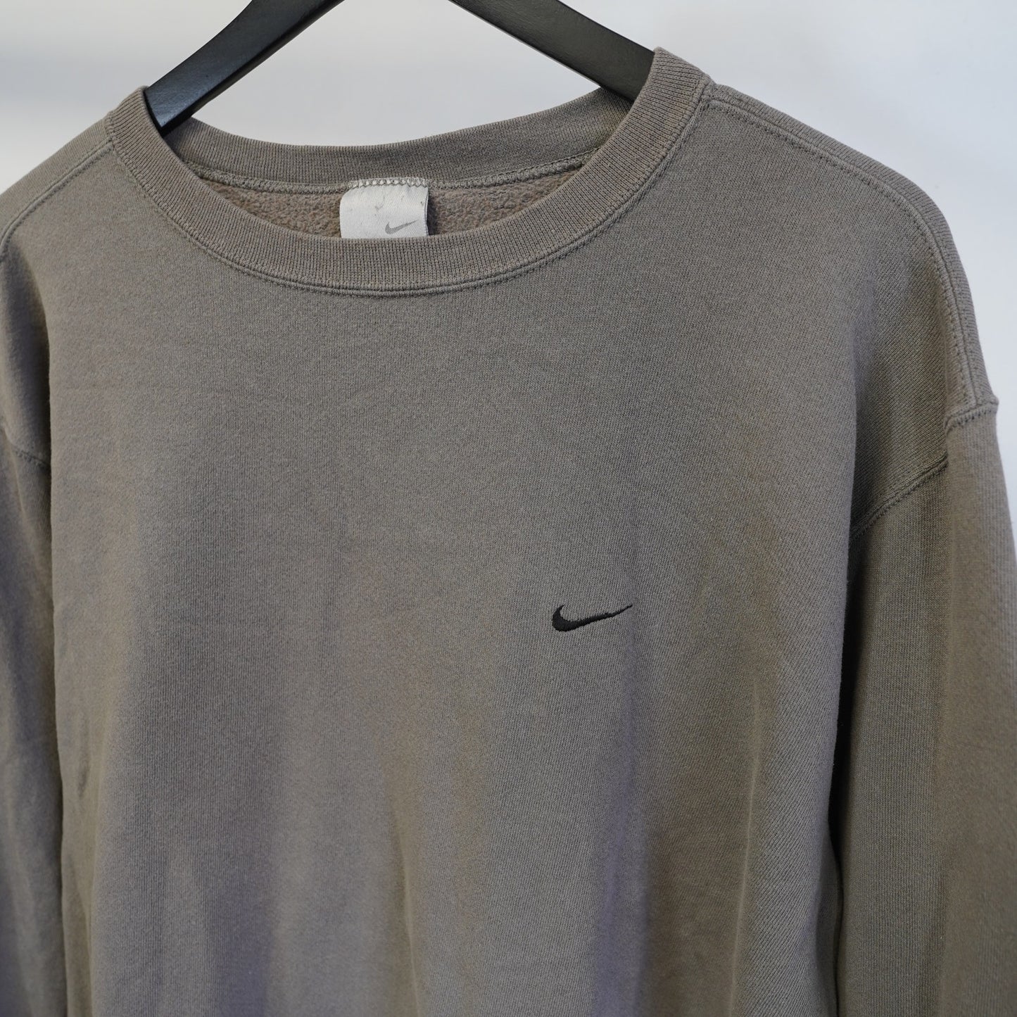 (L) Vintage Nike Y2K Essential Sweatshirt Men's L Gray Brown Stitched 2000s Crewneck