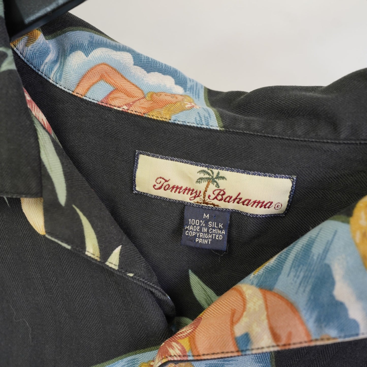 (M) Vintage Tommy Bahama 100% Silk Pin Up Girl Hawaiian Shirt Men's M Black Floral
