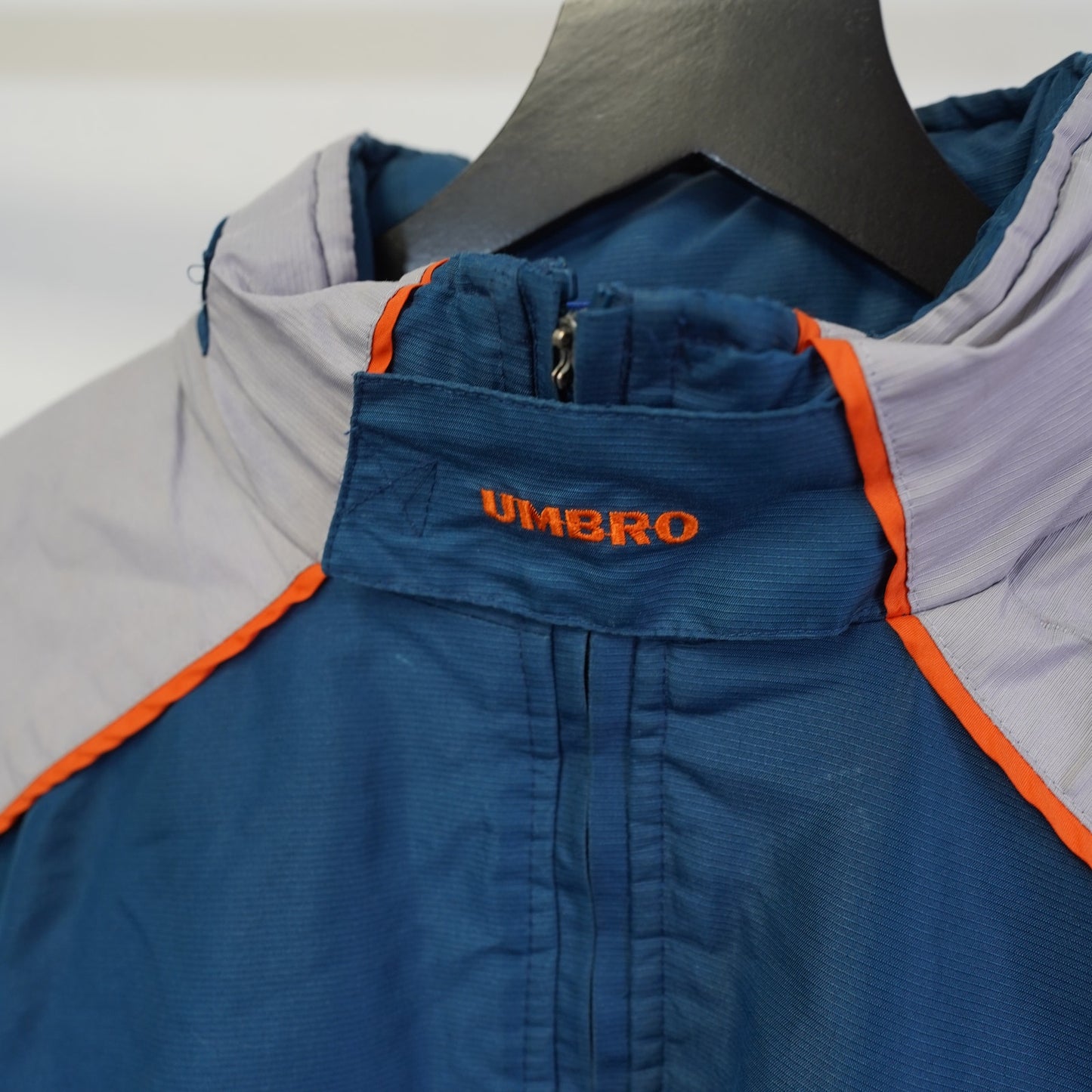 (M) Vintage Umbro Soccer Bench Puffer Jacket Men's M Gray Blue 90s Retro Sewn