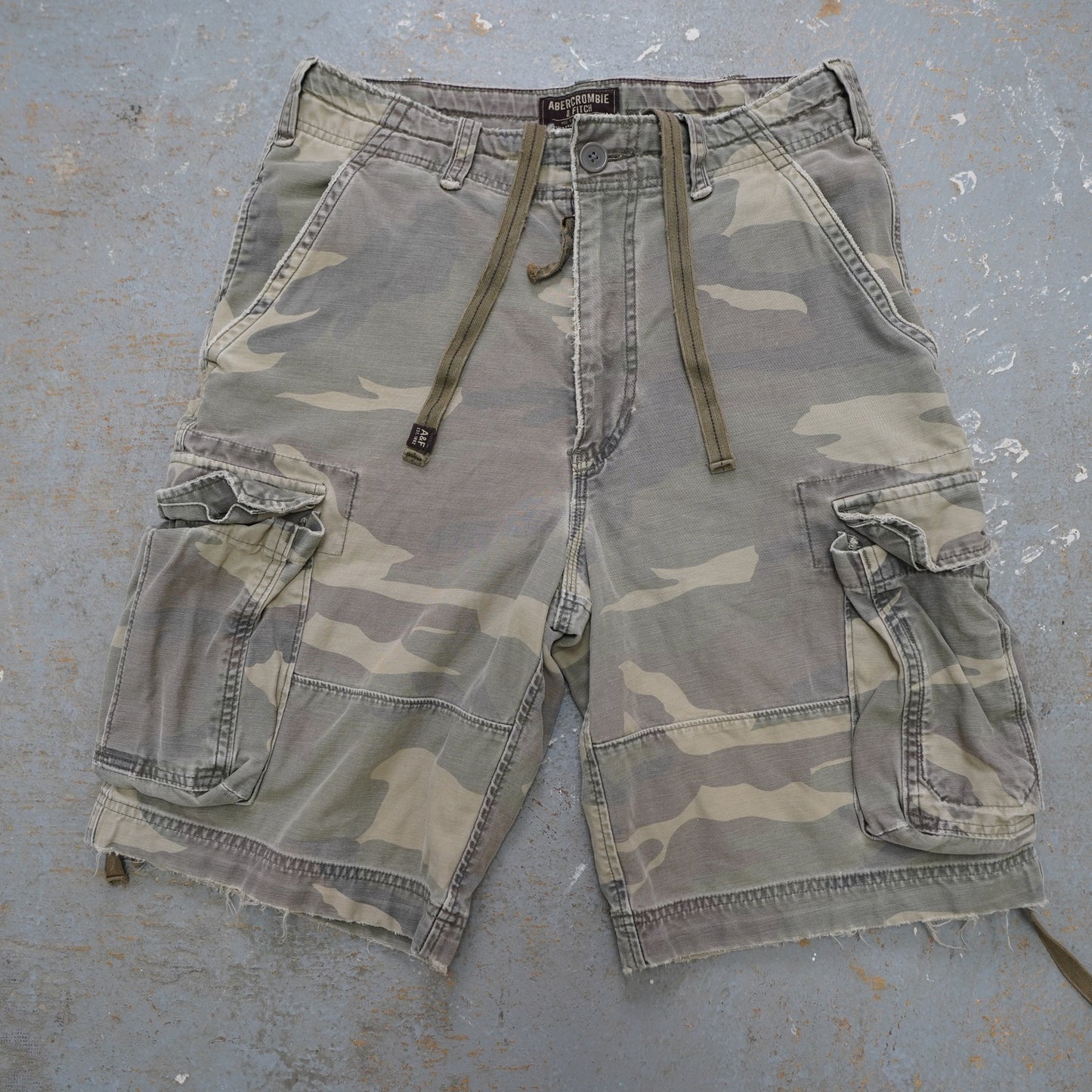 (Sz. 31) Vintage Abercrombie & Fitch Y2K Camo Baggy Cargo Shorts Men's Sz. 31 2000s Green